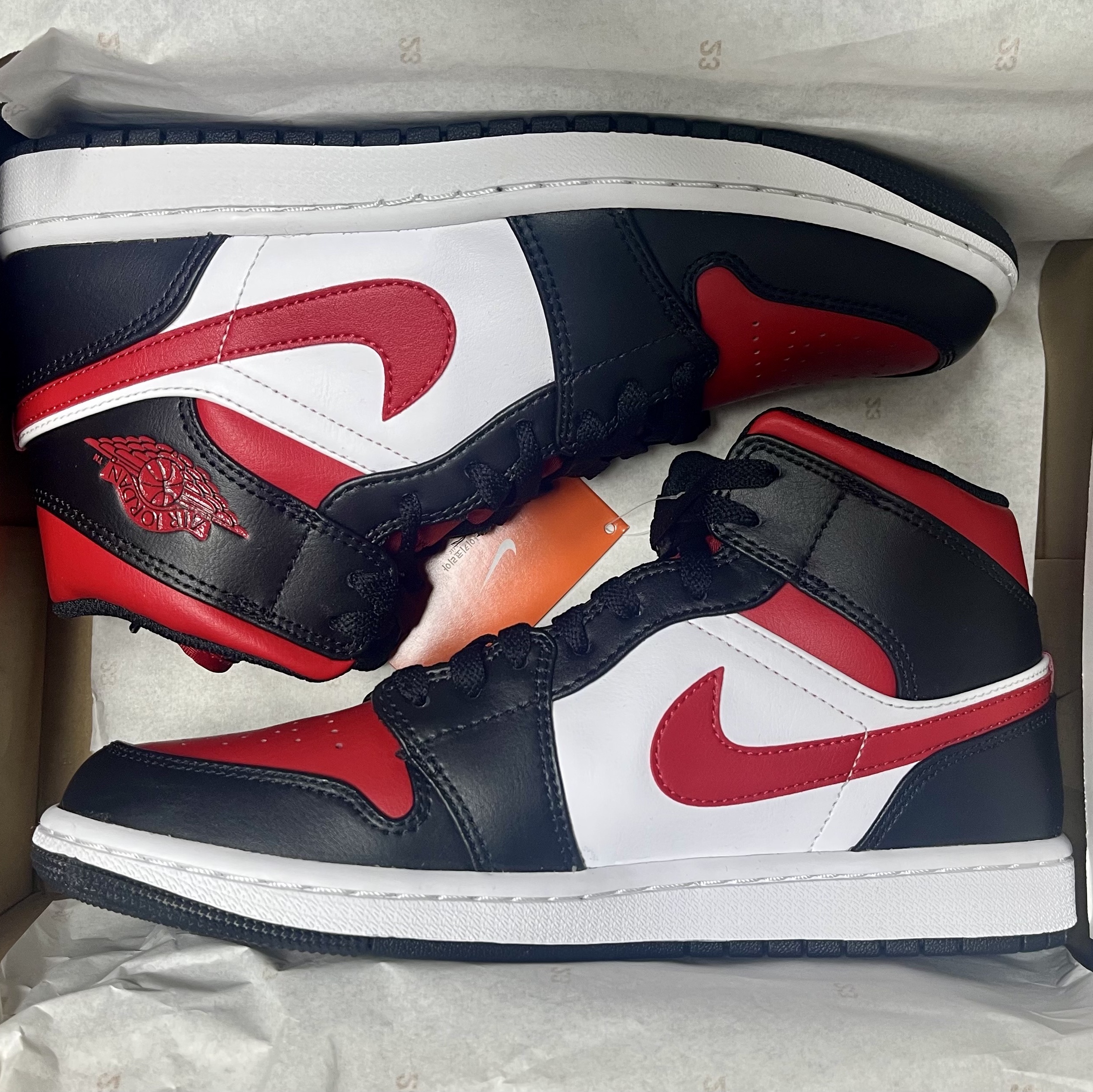 Jordan 1 Mid Black Fire Red 착용 스타일