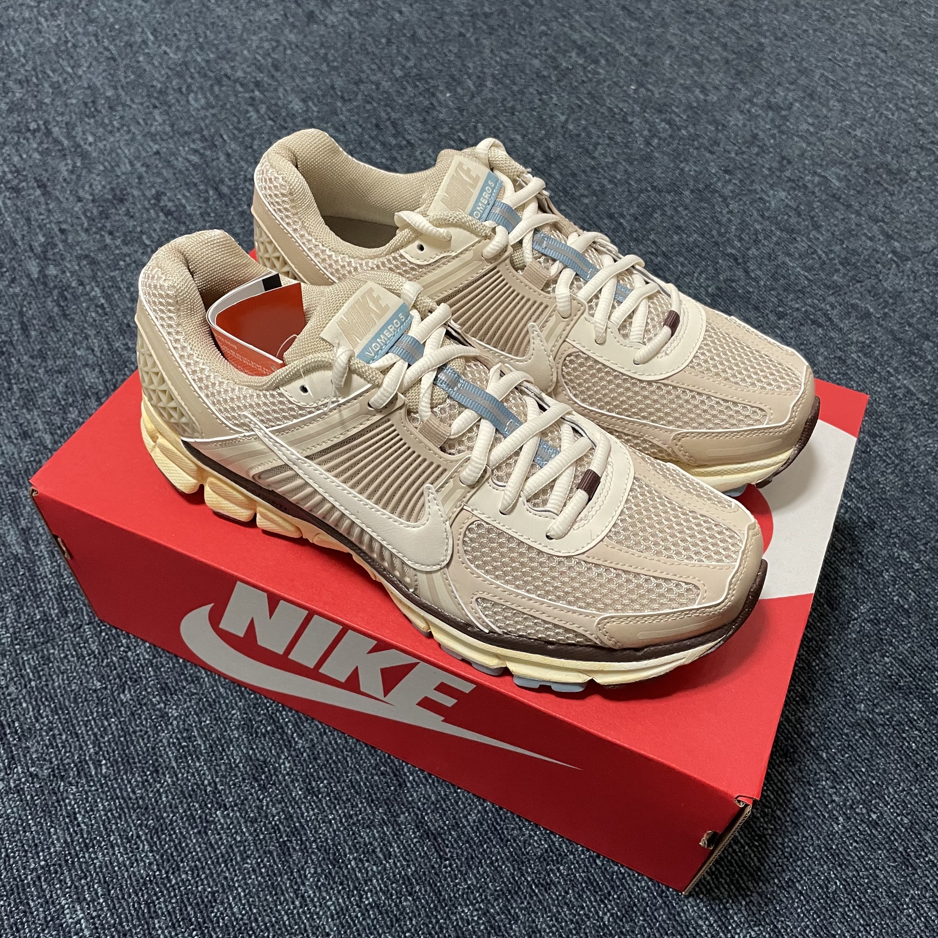 (W) Nike Zoom Vomero 5 Oatmeal 착용 스타일 - 1