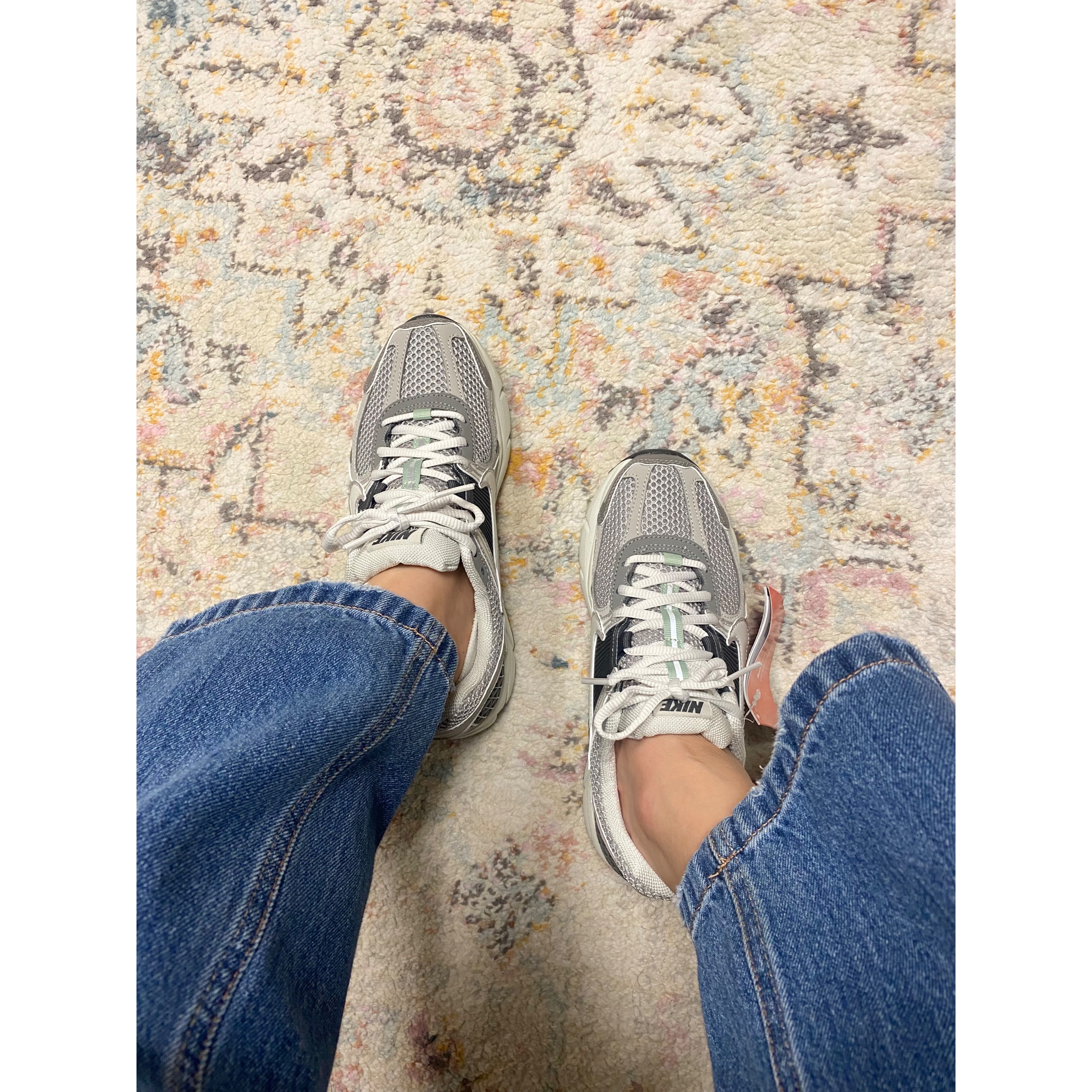 (W) Nike Zoom Vomero 5 Cobblestone and Flat Pewter 착용 스타일