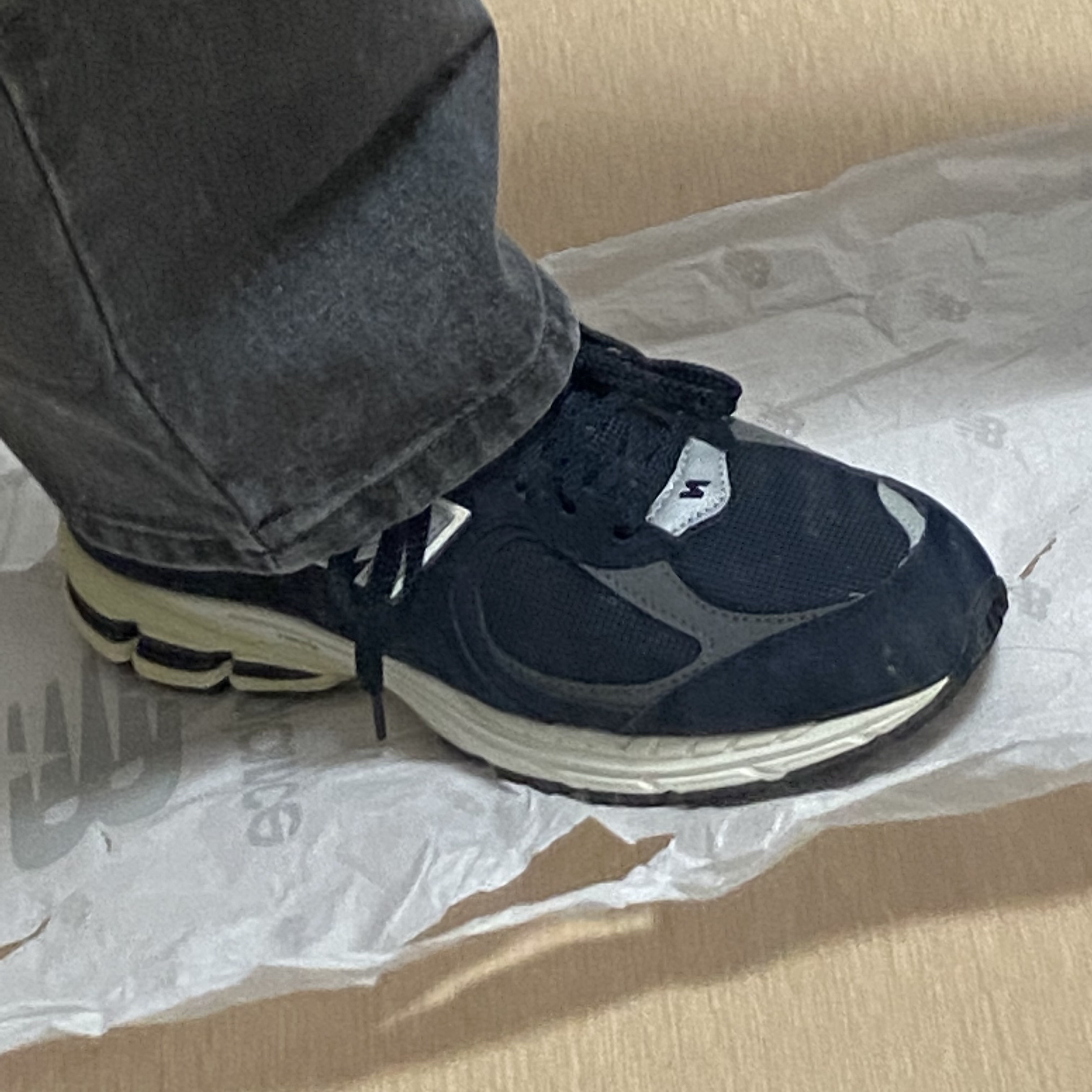 New Balance 2002R Eclipse Castlerock 착용 스타일 - 3