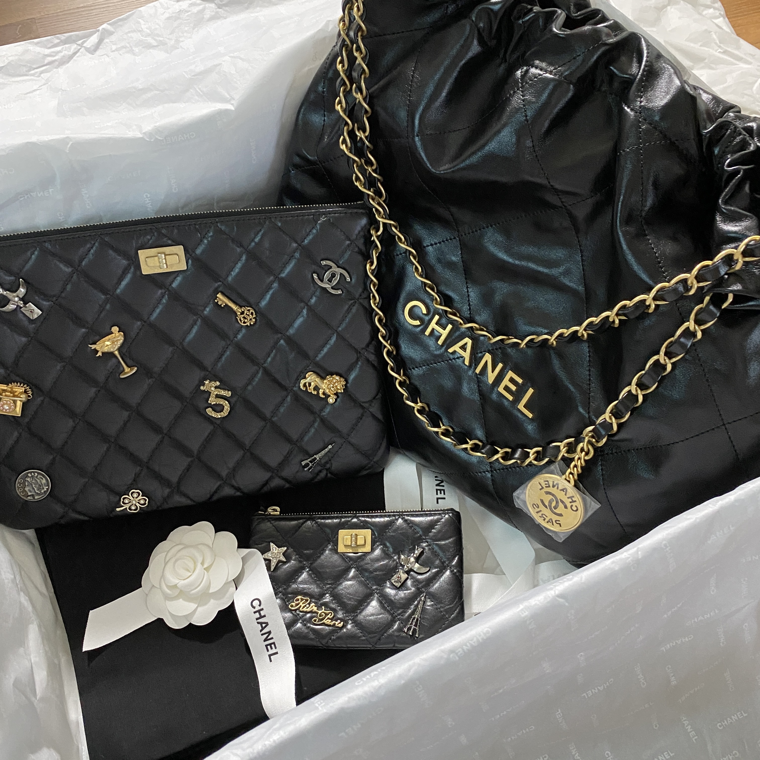 Chanel 22 Medium Handbag Shiny Calfskin & Gold Black 착용 스타일