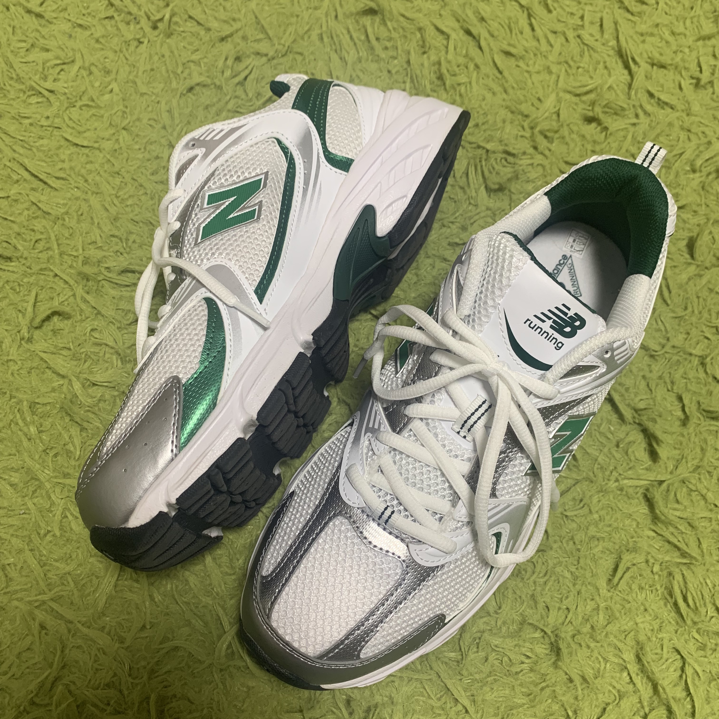 New Balance 530 White Nightwatch Green 착용 스타일 - 2