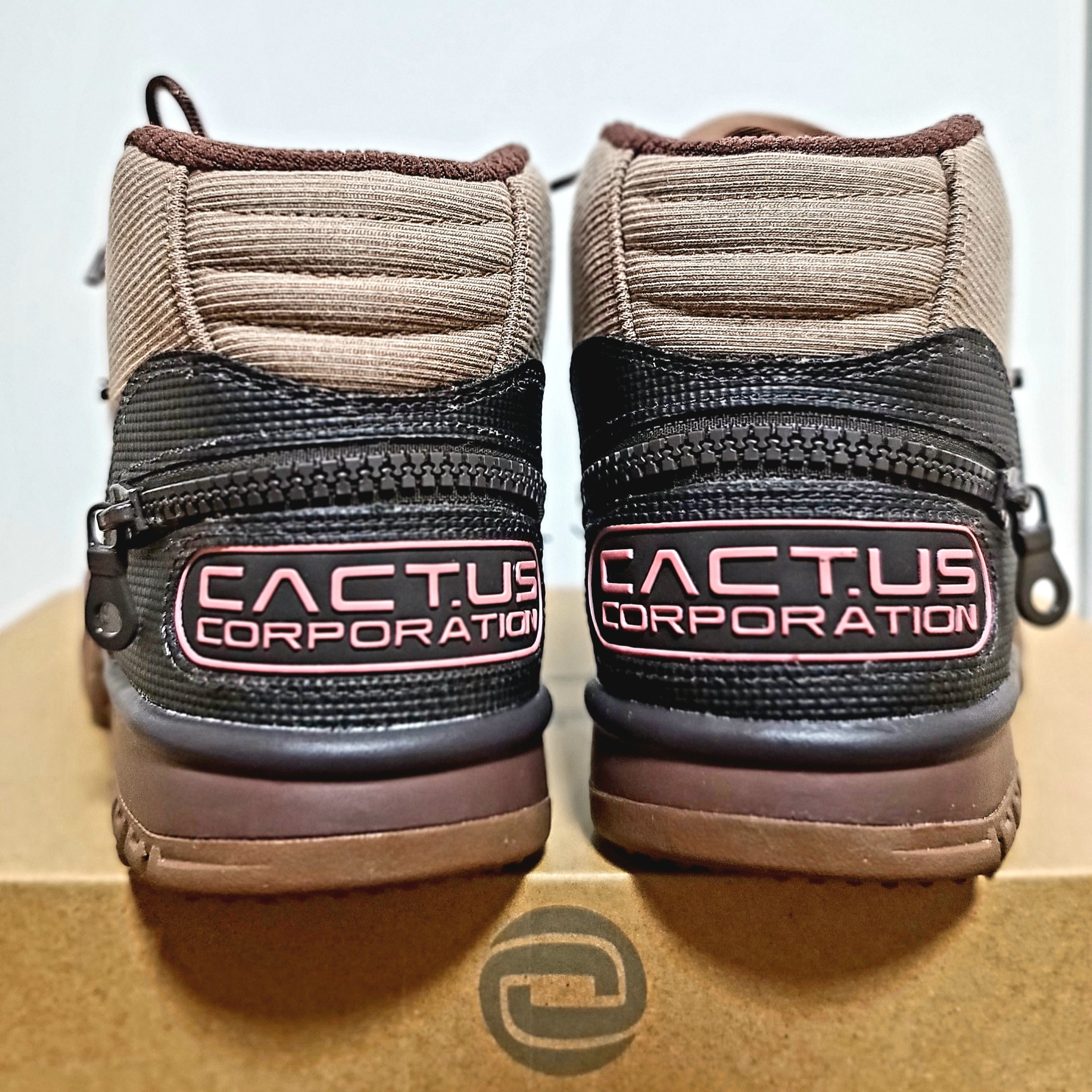 Nike x Travis Scott Air Trainer 1 Archaeo Brown and Rust Pink 착용 스타일 - 3