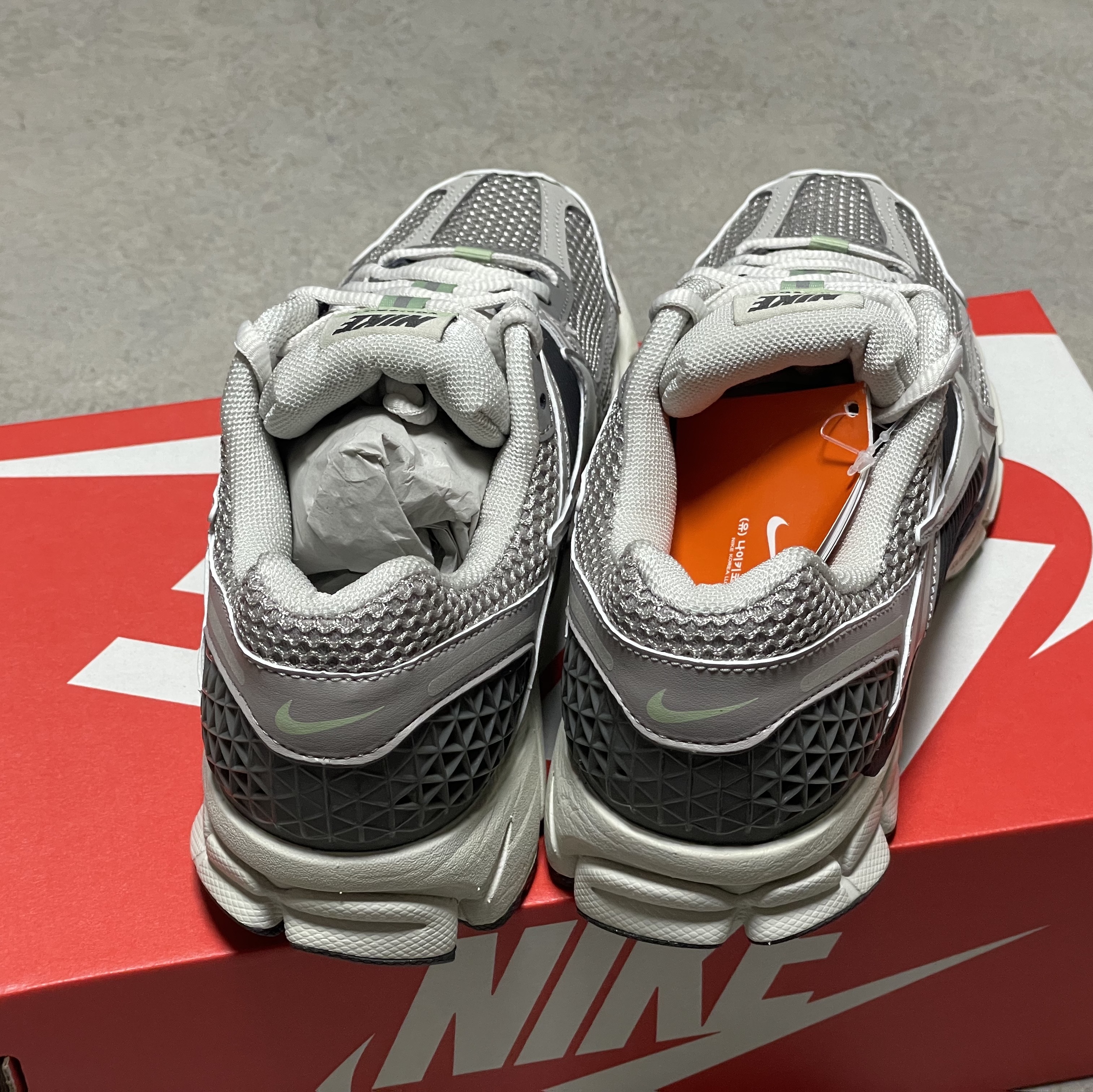 (W) Nike Zoom Vomero 5 Cobblestone and Flat Pewter 착용 스타일 - 3