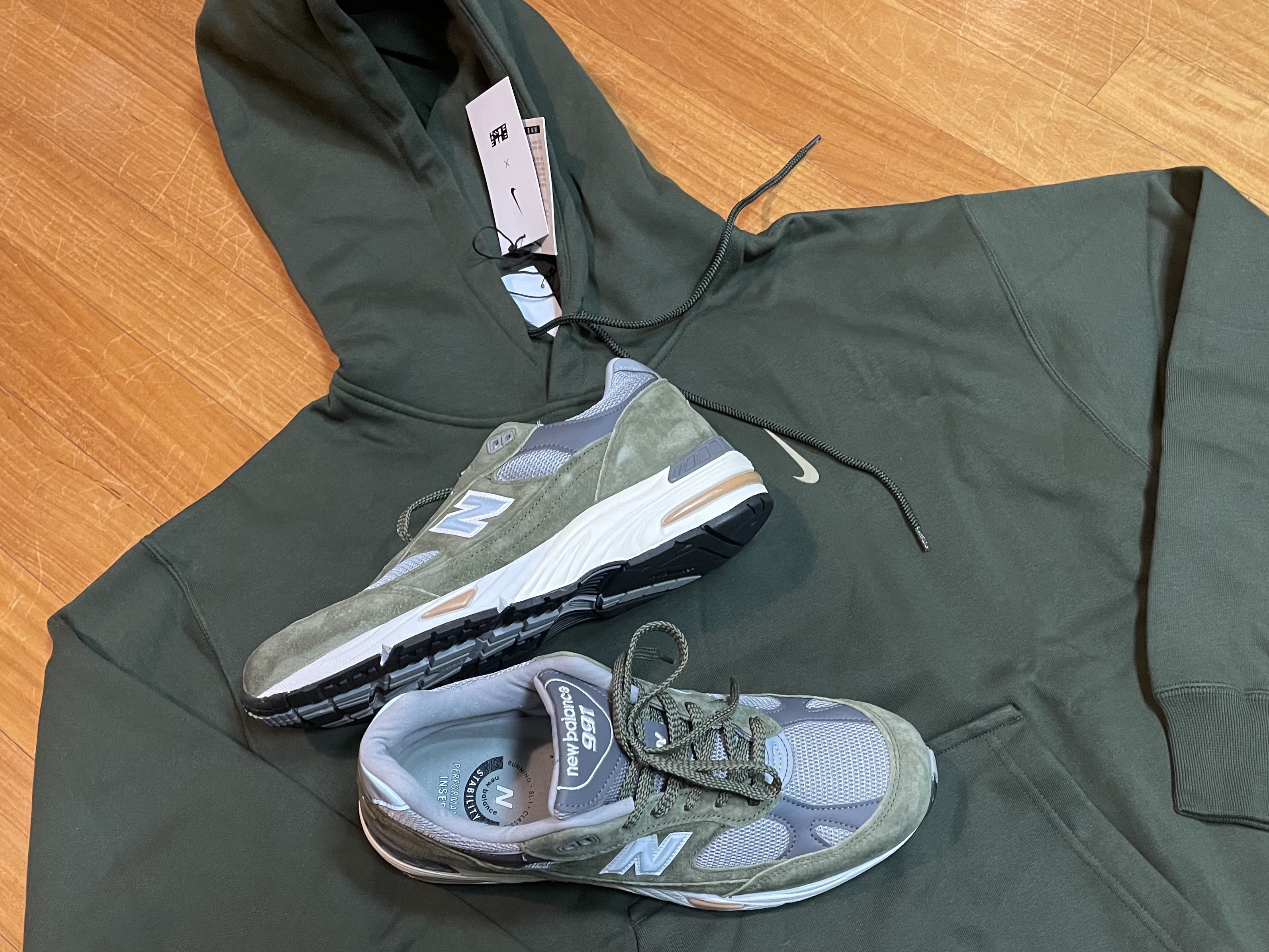 New Balance 991 Made in UK Green Grey, Nike x Billie Eilish NRG Fleece Hoodie Sequoia - Asia 착용 스타일 - 2