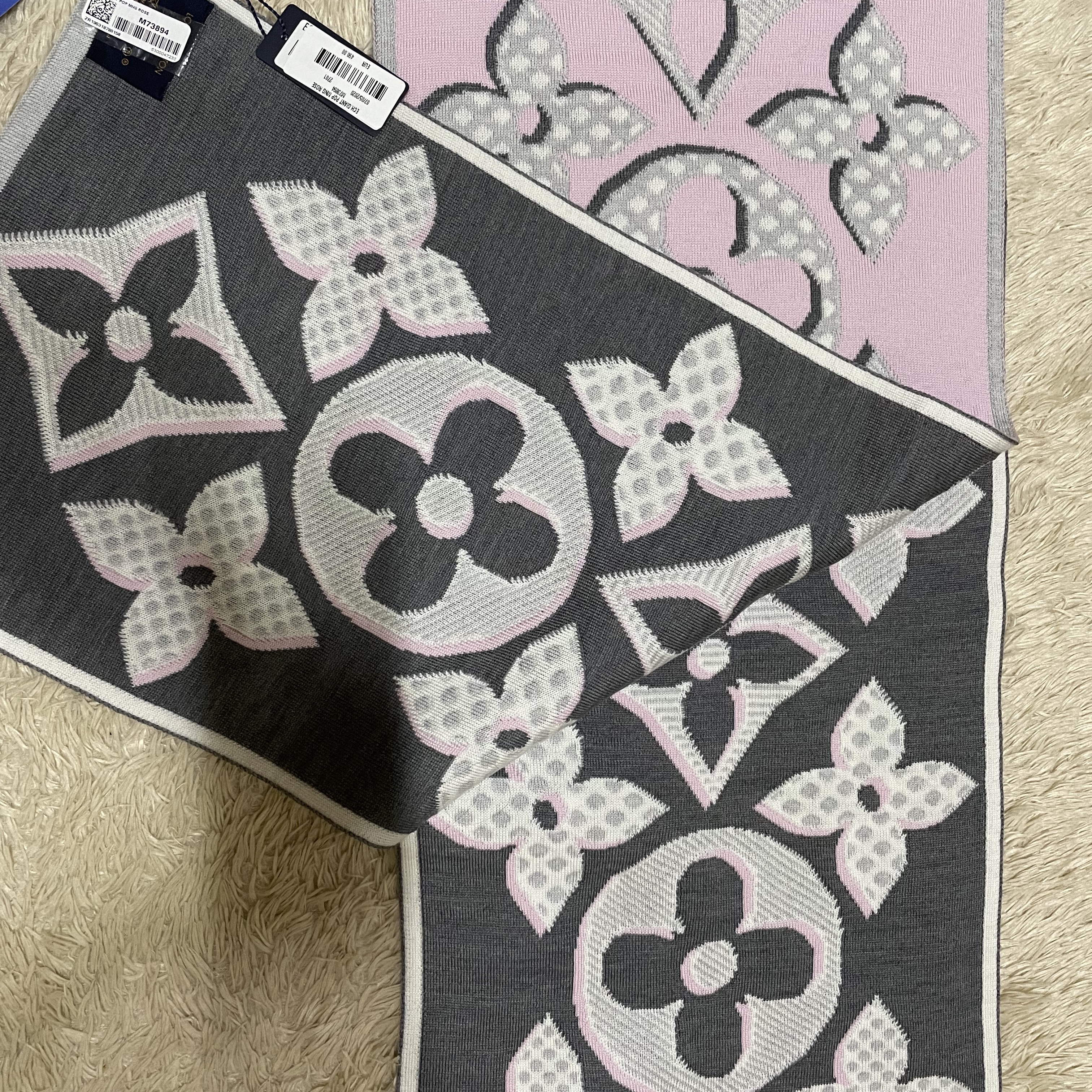 Louis Vuitton Giant Pop Muffler Monogram Rose 착용 스타일 - 1