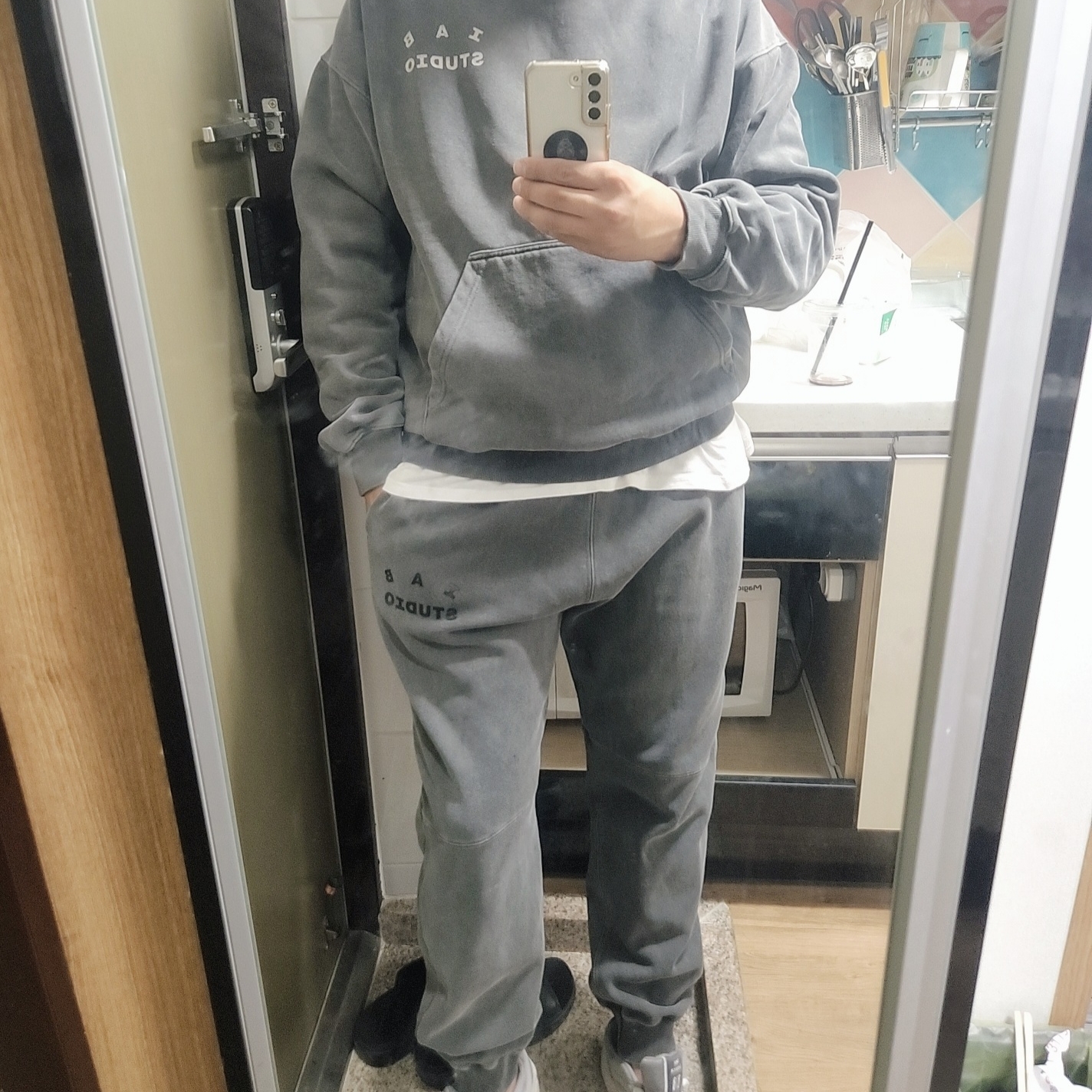 IAB Studio Pigment Hoodie & Sack Black, New Balance 878 Gray 착용 스타일