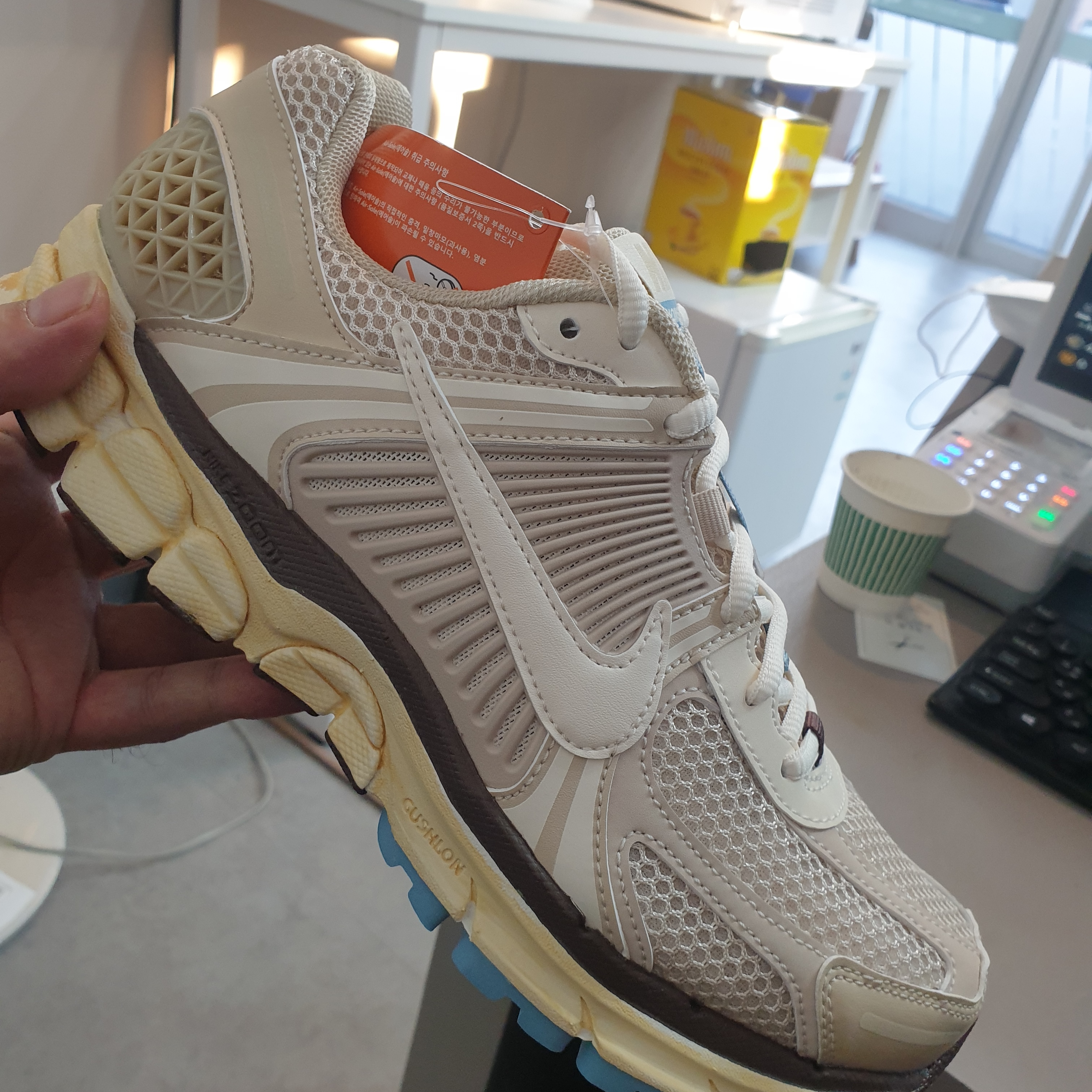 (W) Nike Zoom Vomero 5 Oatmeal 착용 스타일 - 4