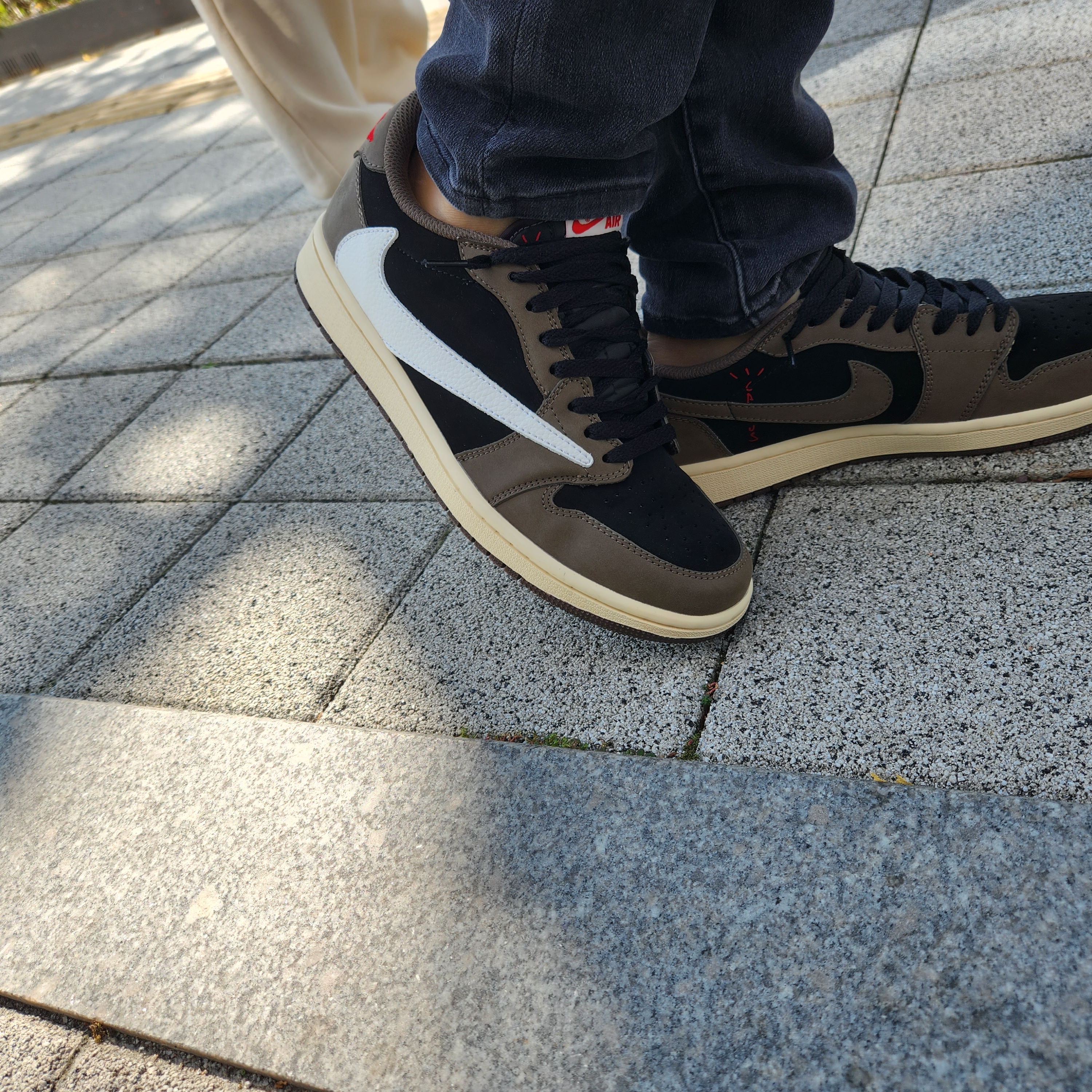 Jordan 1 x Travis Scott Retro Low OG SP Mocha 착용 스타일