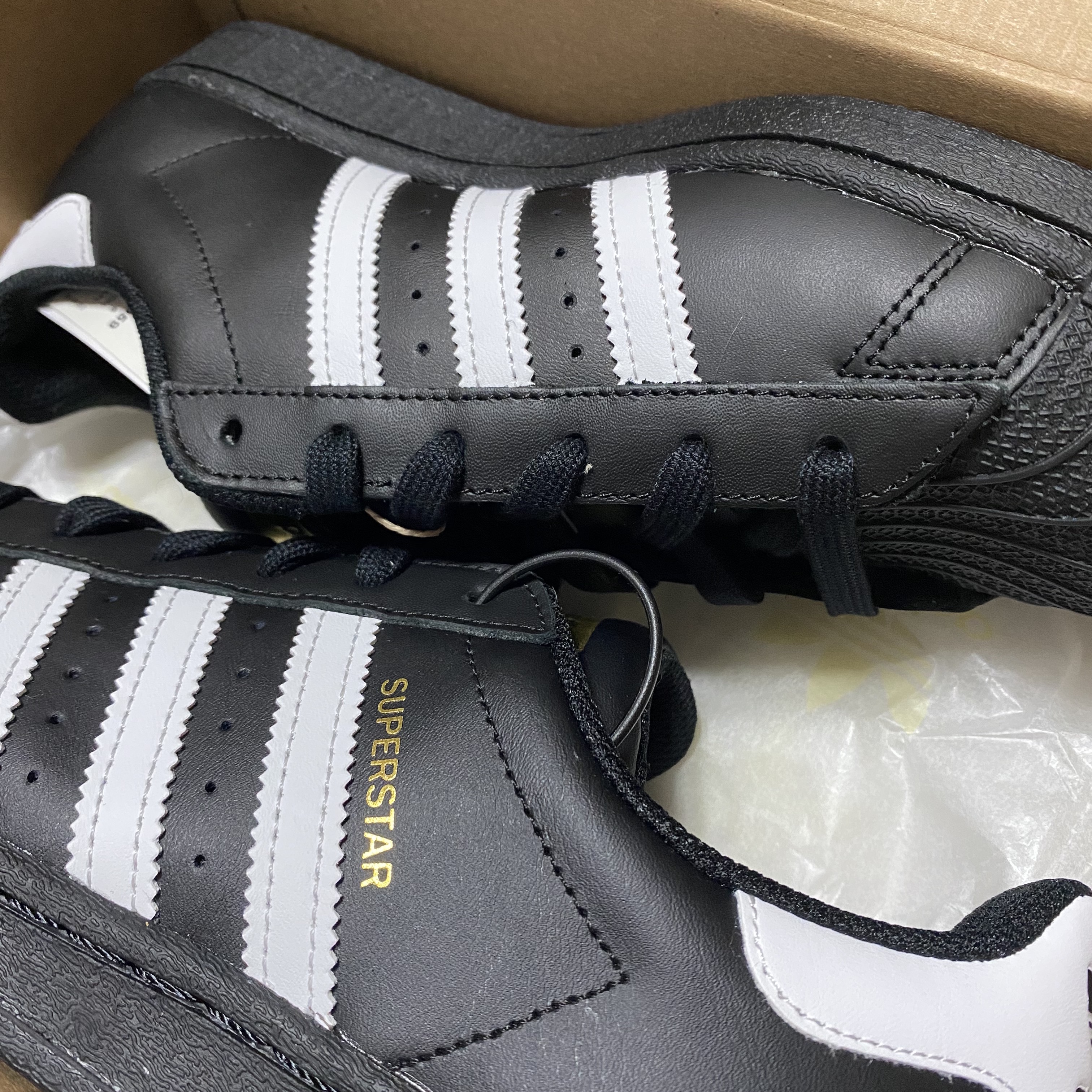 Adidas Superstar Core Black White 착용 스타일 - 3