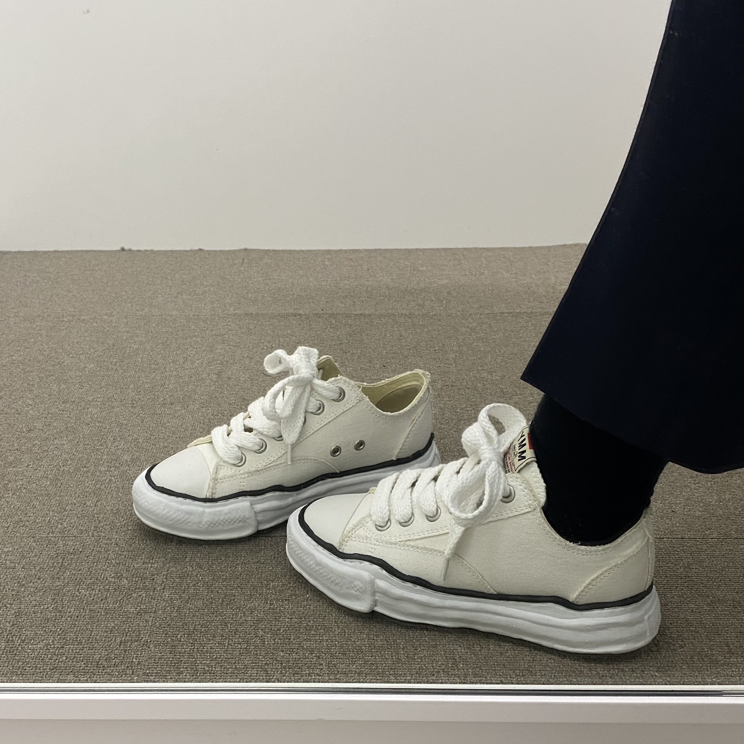 Maison Mihara Yasuhiro Peterson OG Sole Canvas Low Sneakers White 착용 스타일