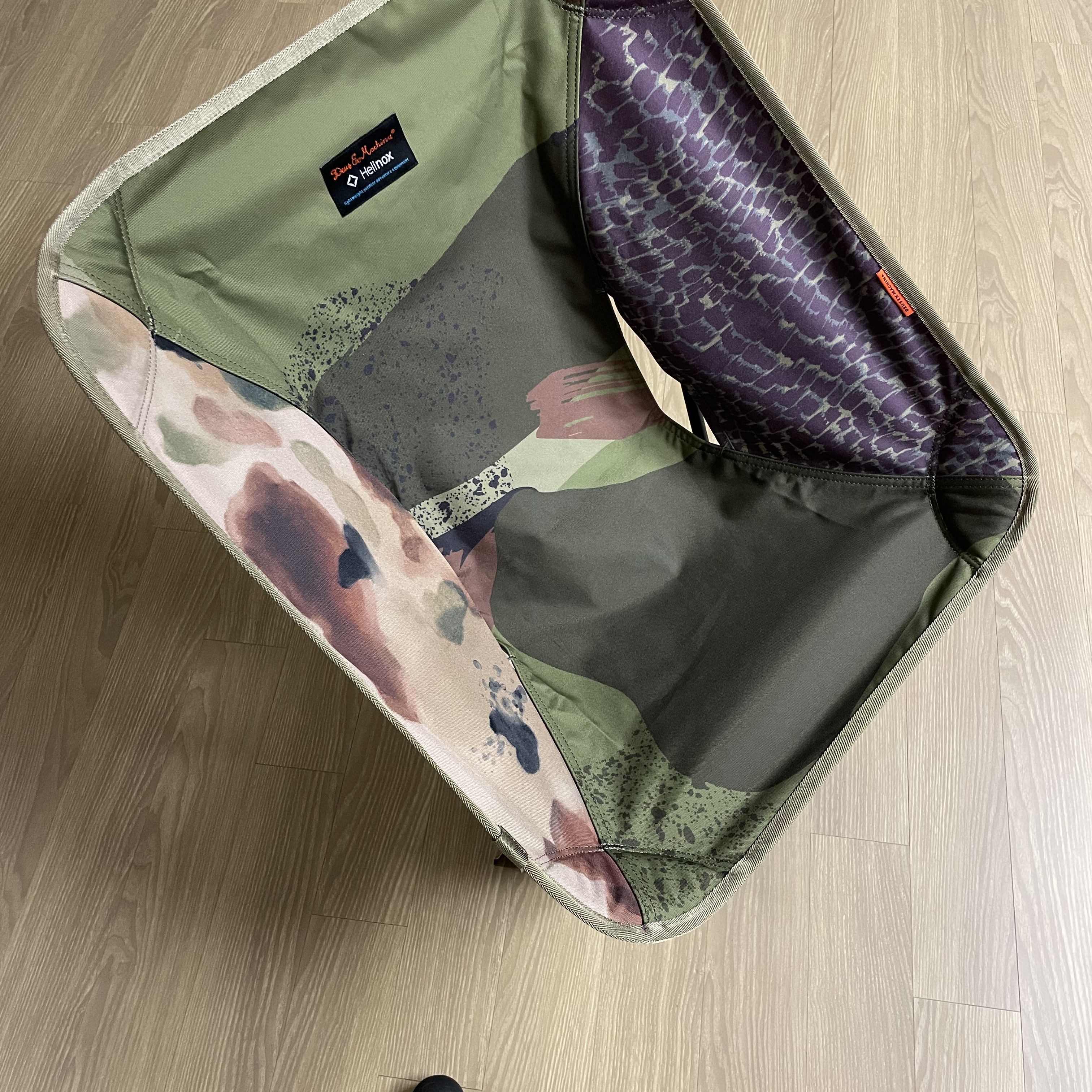 Helinox x Deus Ex Machina Tactical Chair Multi 착용 스타일 - 1