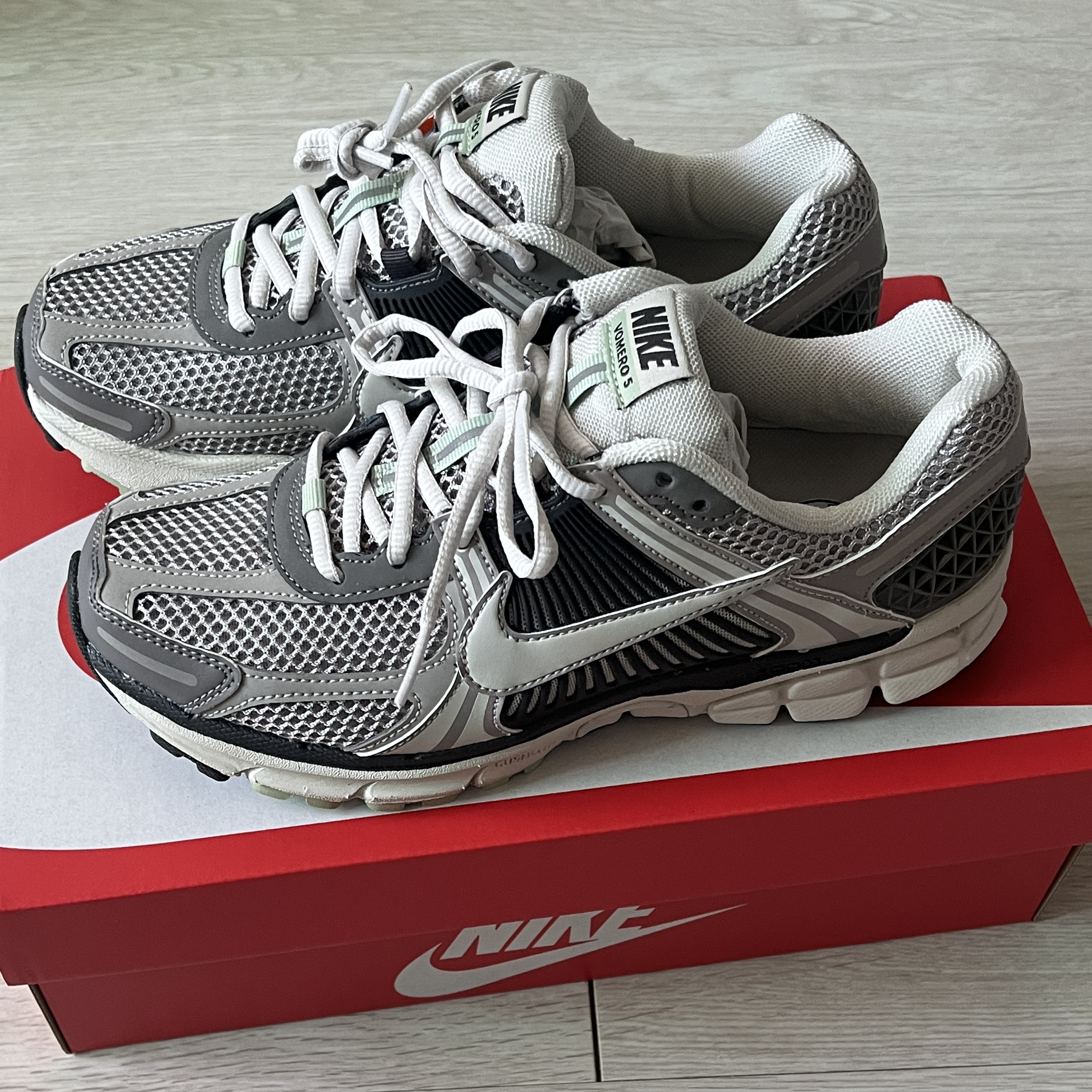 (W) Nike Zoom Vomero 5 Cobblestone and Flat Pewter 착용 스타일