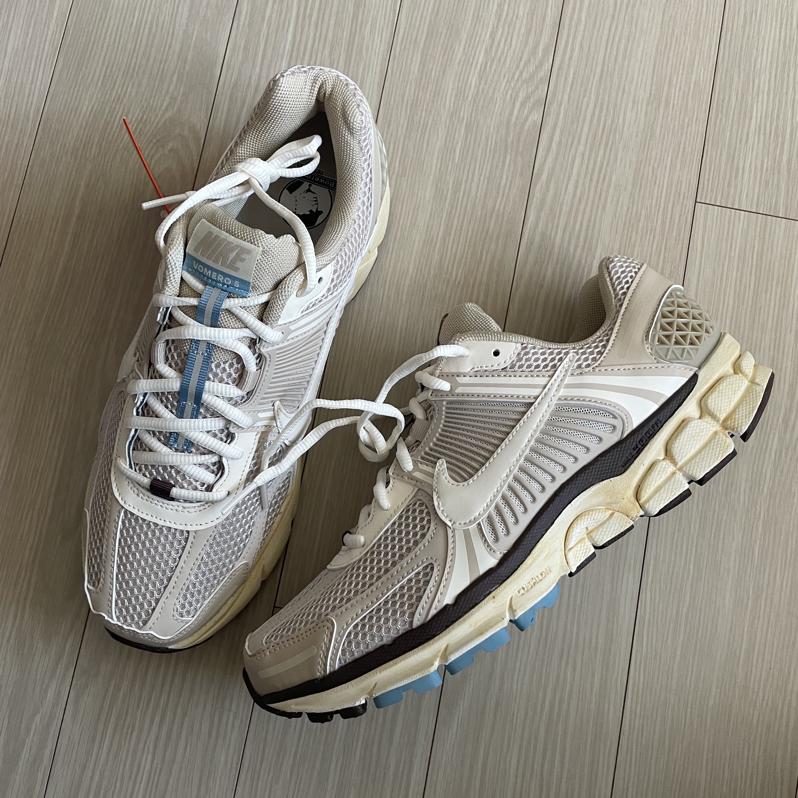 (W) Nike Zoom Vomero 5 Oatmeal 착용 스타일 - 1