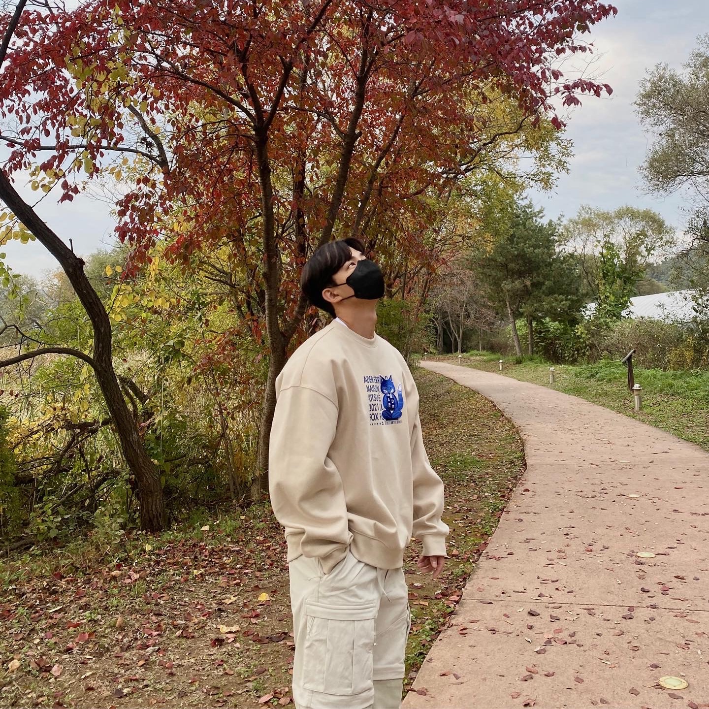 Maison Kitsune x Ader Error Meditation Fox Sweatshirt Ivory, Nike ACG Smith Summit Cargo Pants Light Bone - Asia 착용 스타일