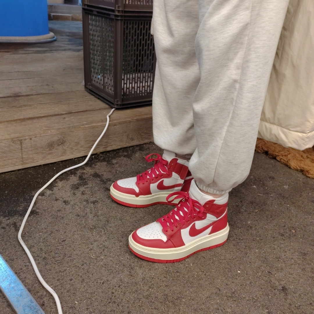 (W) Jordan 1 Elevate High Varsity Red 착용 스타일 - 2