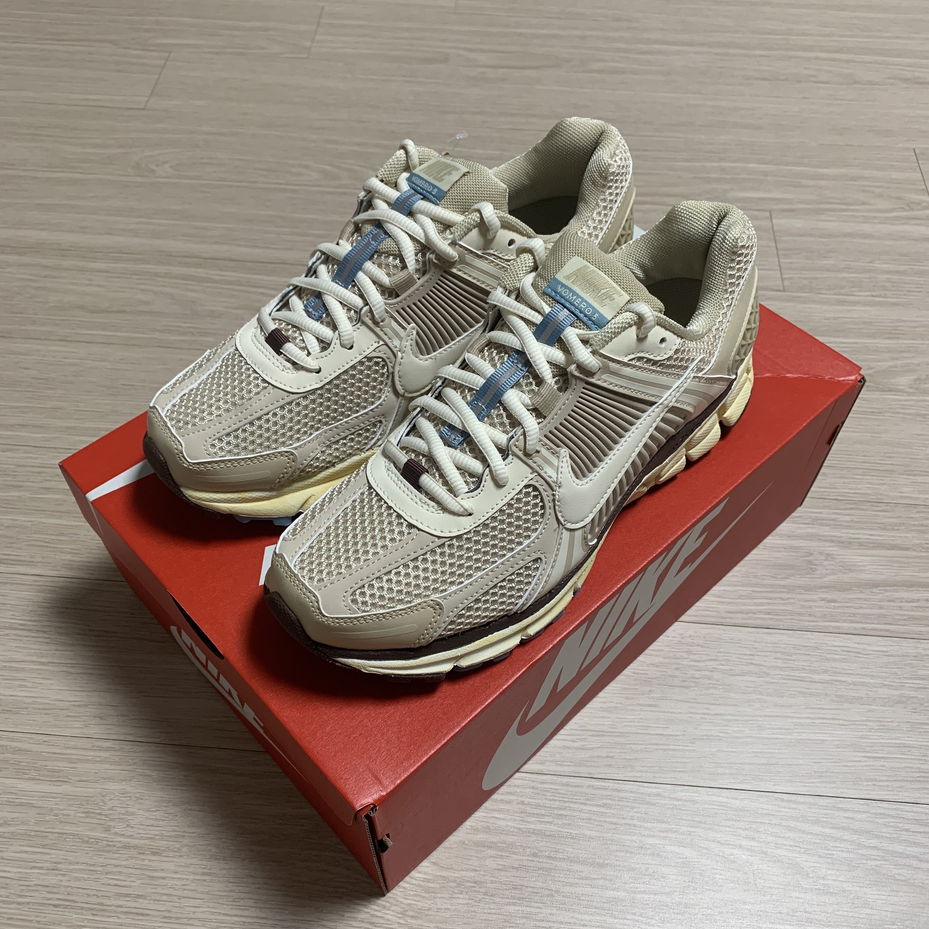 (W) Nike Zoom Vomero 5 Oatmeal 착용 스타일 - 1