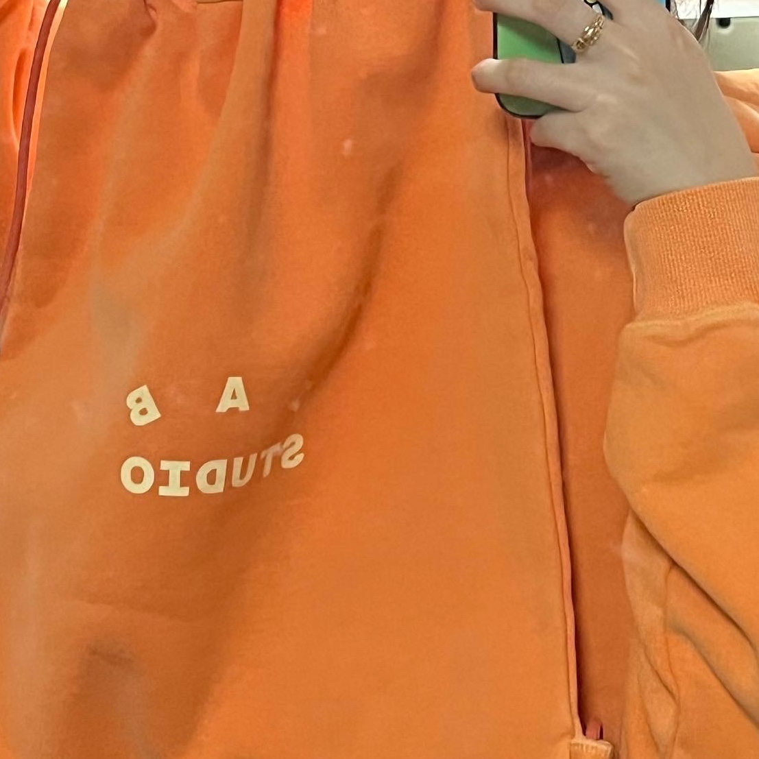 IAB Studio Pigment Hoodie & Sack Salmon 착용 스타일