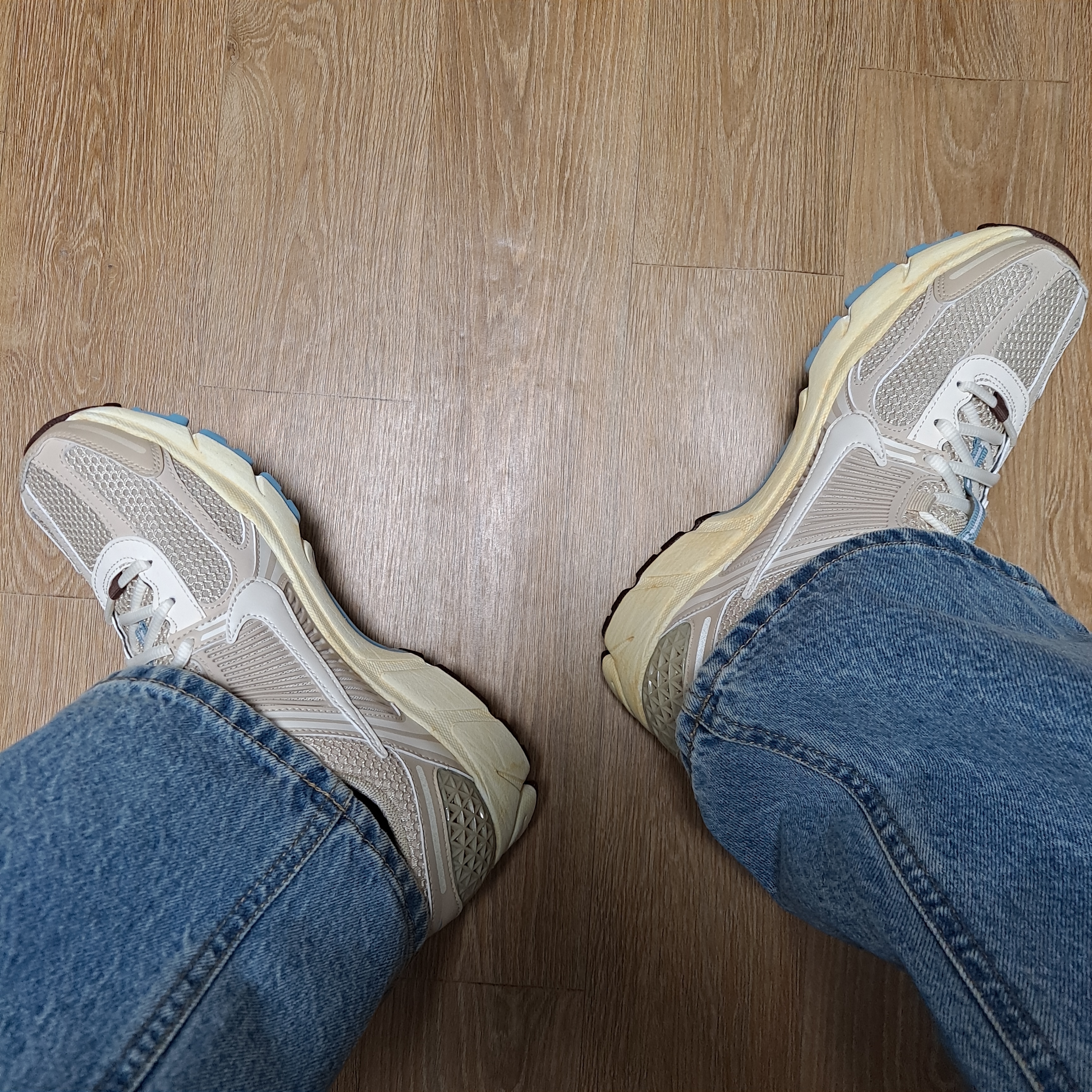 (W) Nike Zoom Vomero 5 Oatmeal, Nike Zoom Vomero 5 White Racer Blue Black 착용 스타일 - 5