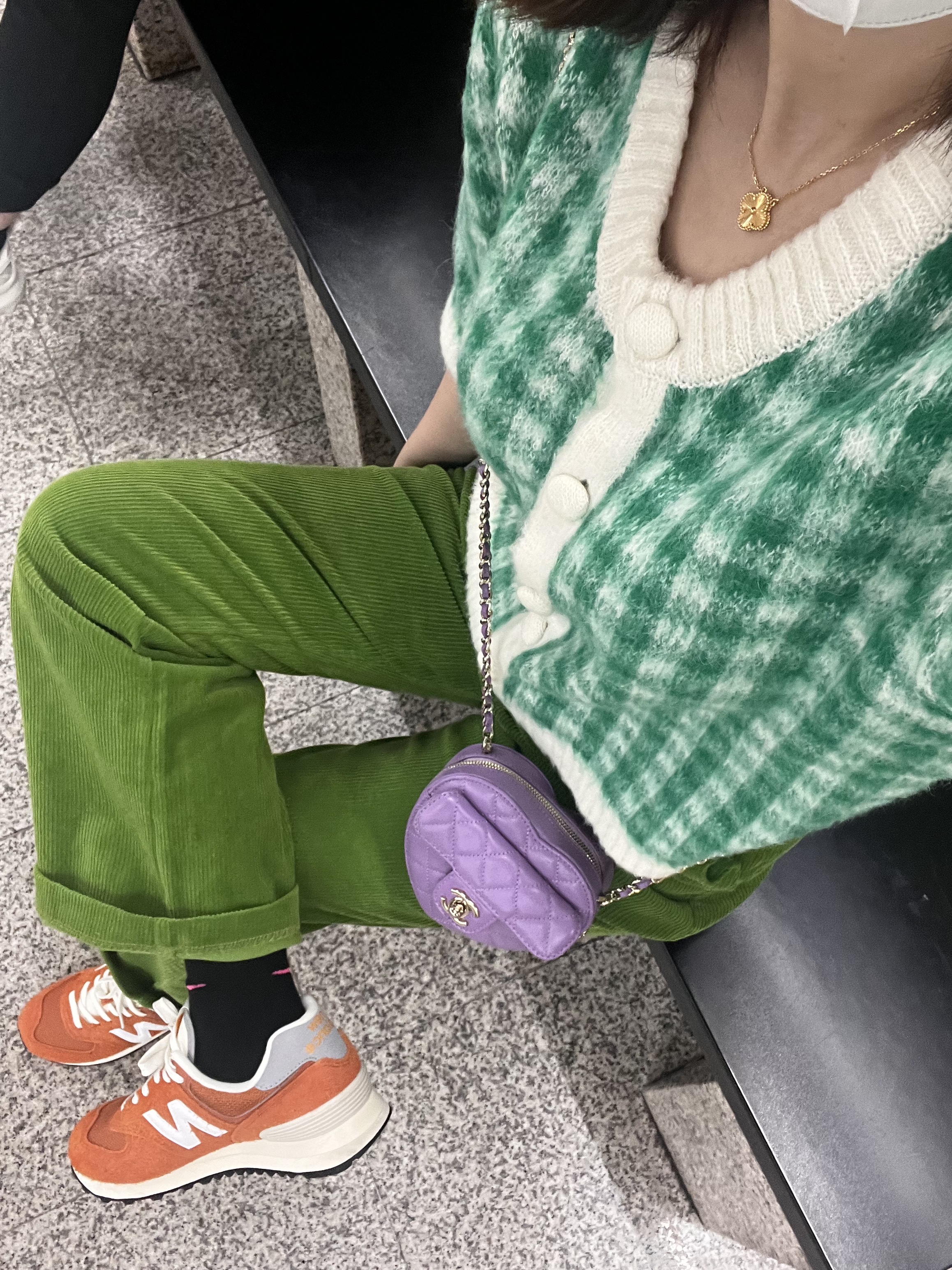 New Balance 574 Heritage Orange Burst White, Chanel Heart Clutch with Chain Lambskin & Gold Purple 착용 스타일 - 2