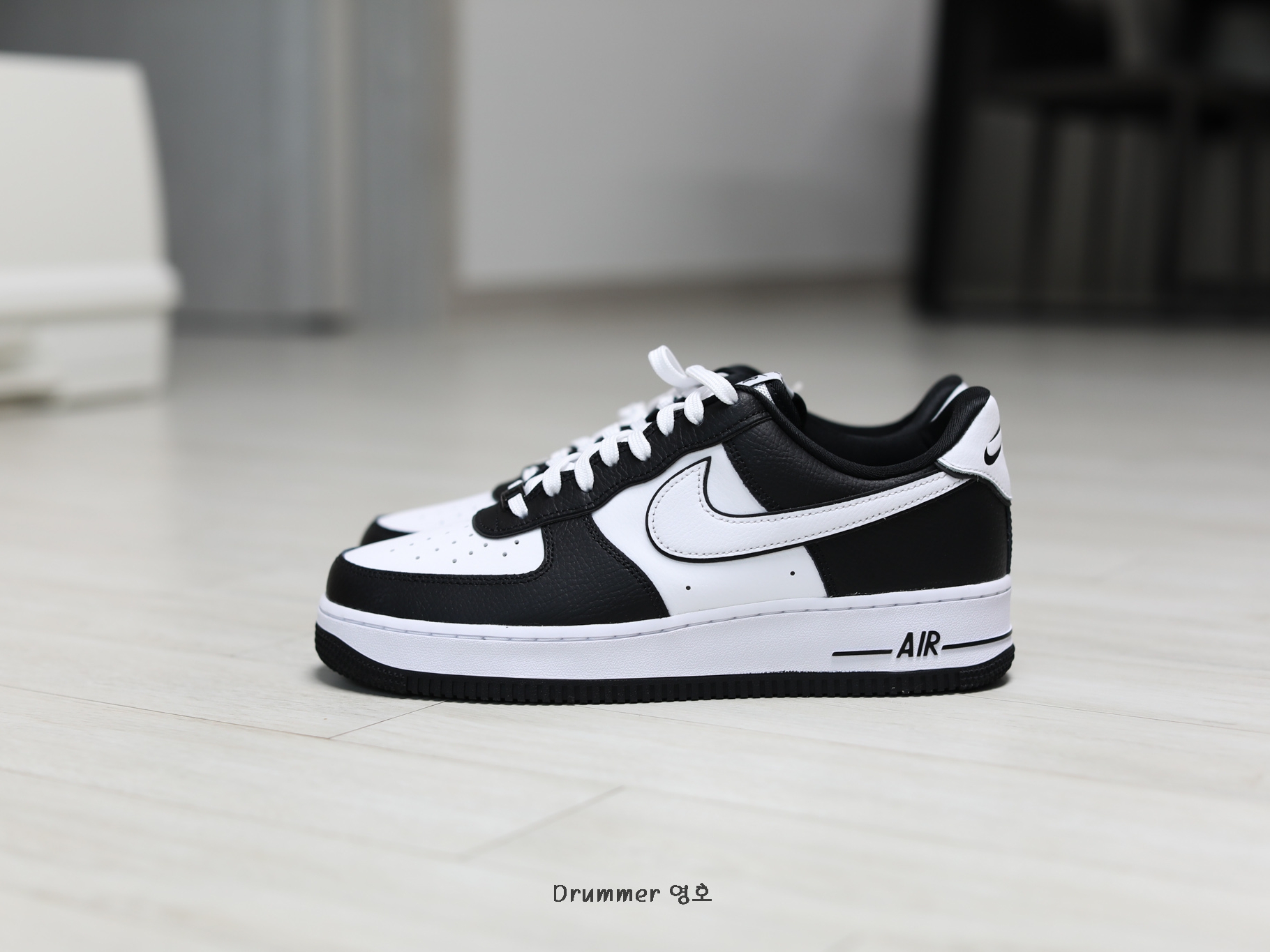 Nike Air Force 1 '07 LV8 White Black 착용 스타일