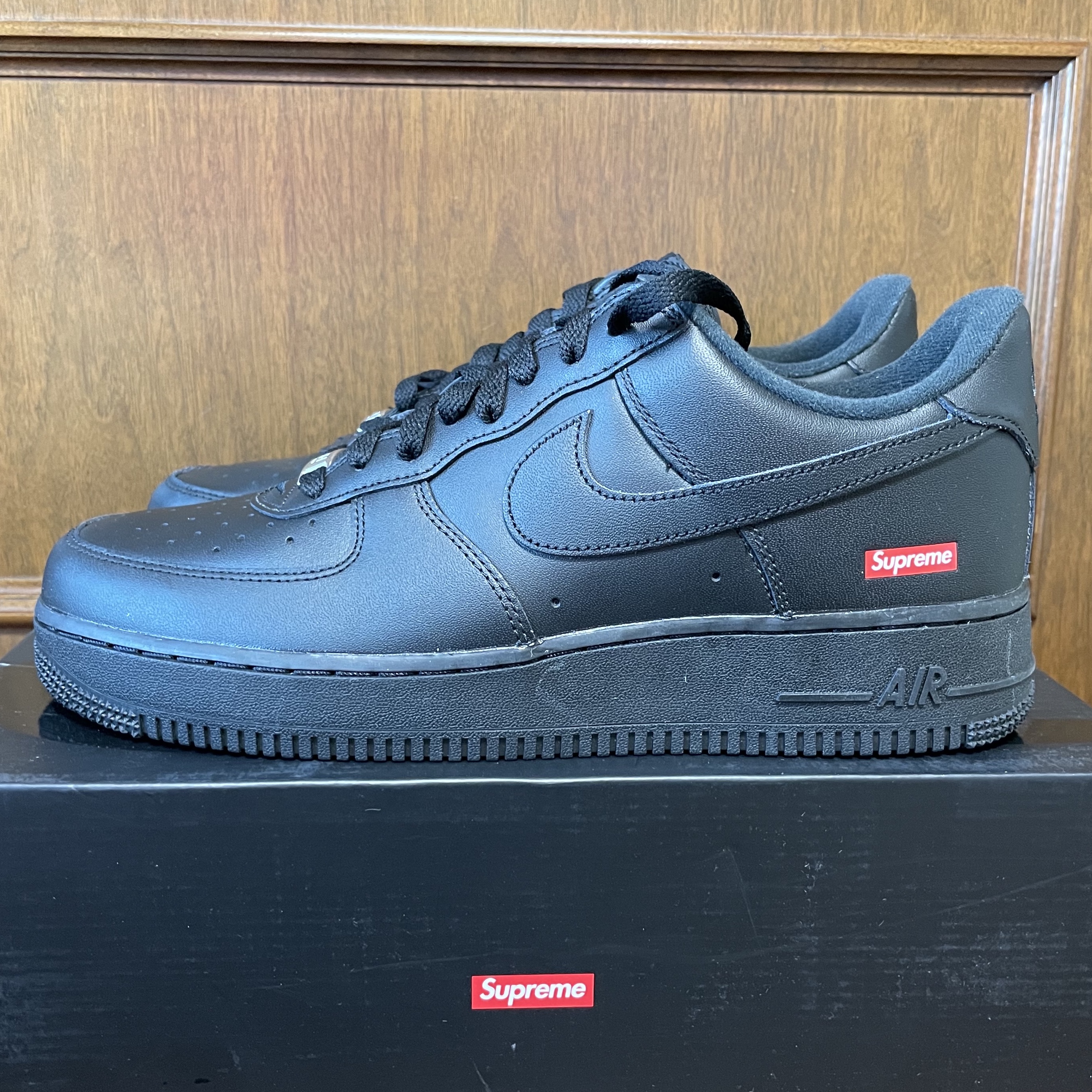 Nike x Supreme Air Force 1 Low Black 착용 스타일 - 1