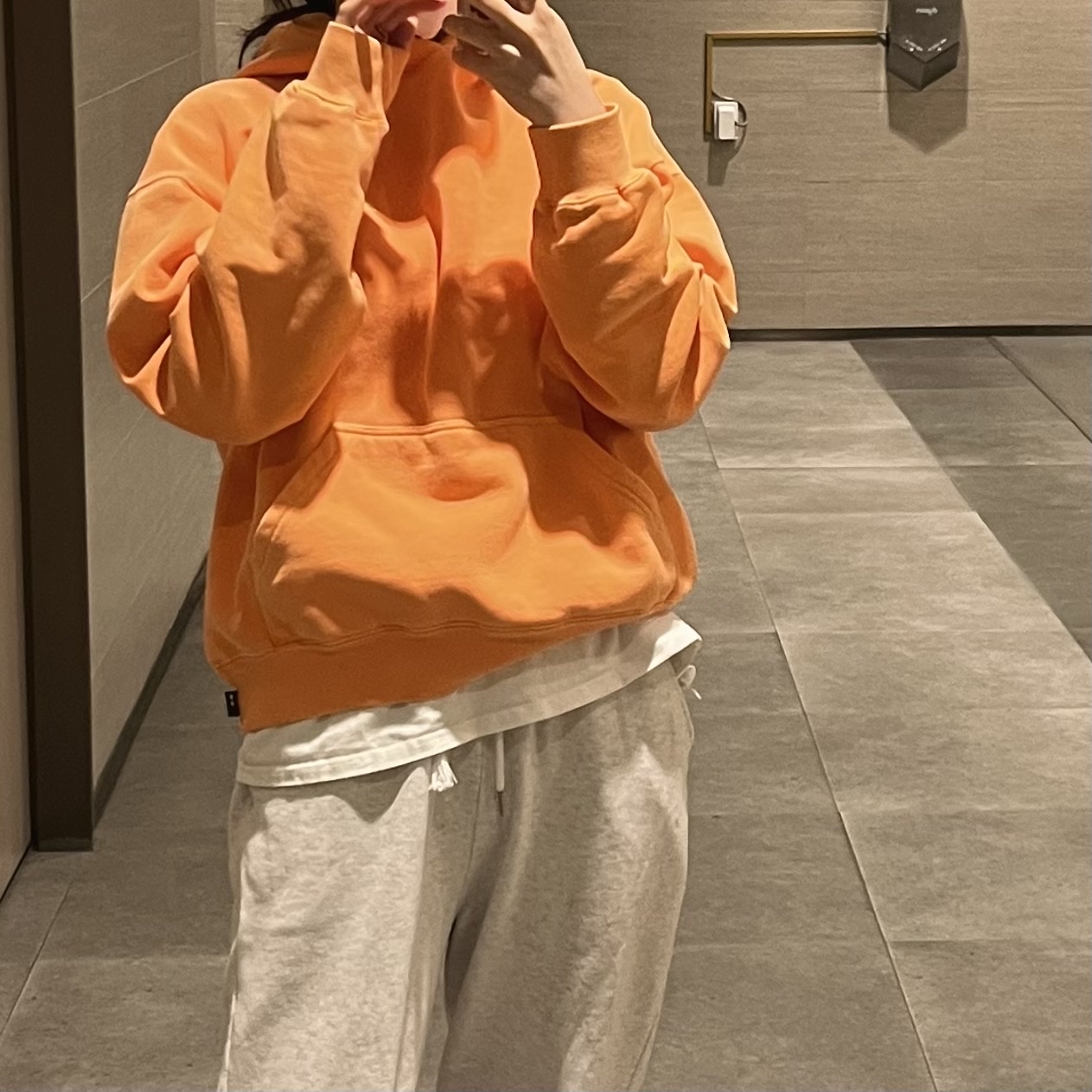 IAB Studio Pigment Hoodie & Sack Salmon 착용 스타일 - 2