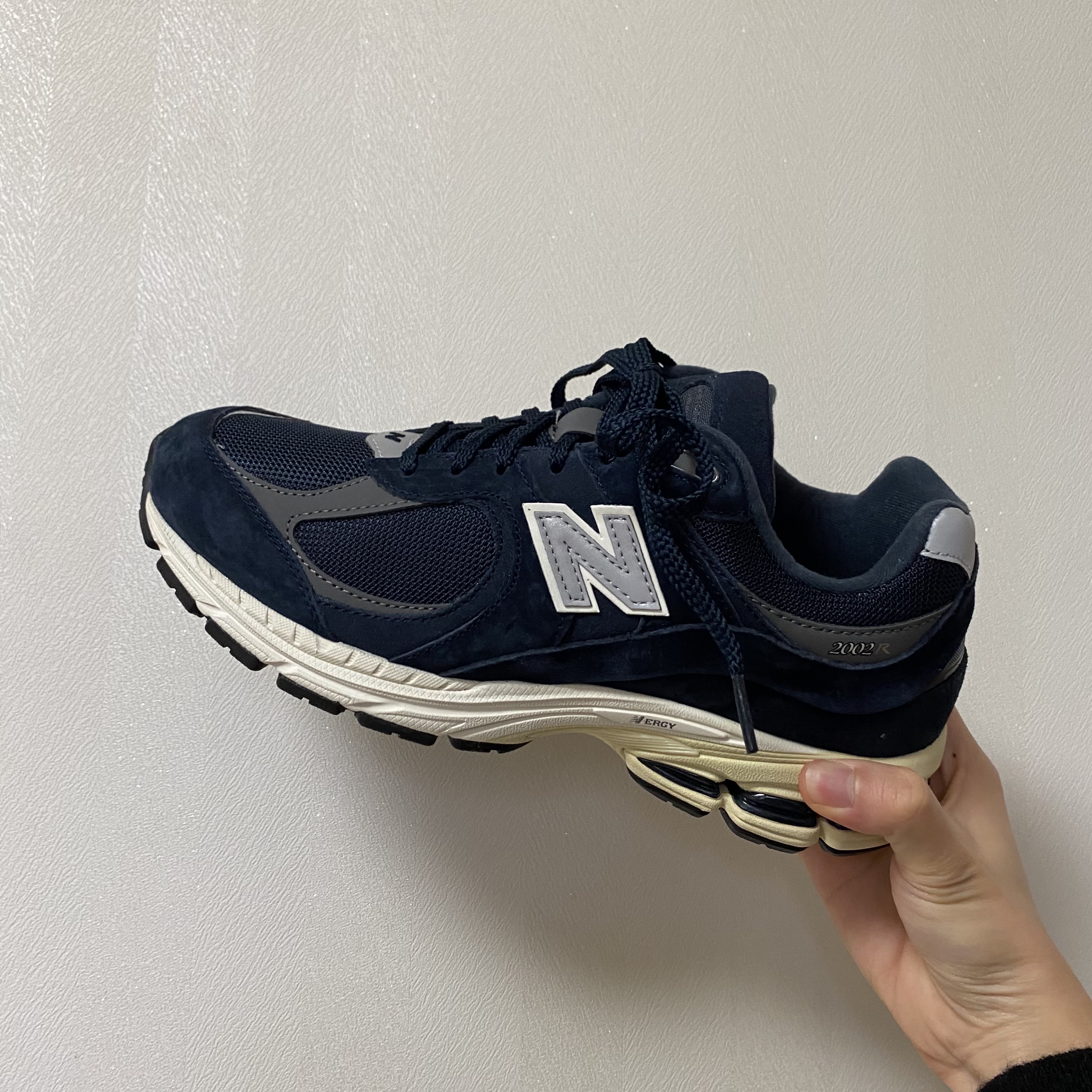 New Balance 2002R Eclipse Castlerock 착용 스타일 - 1