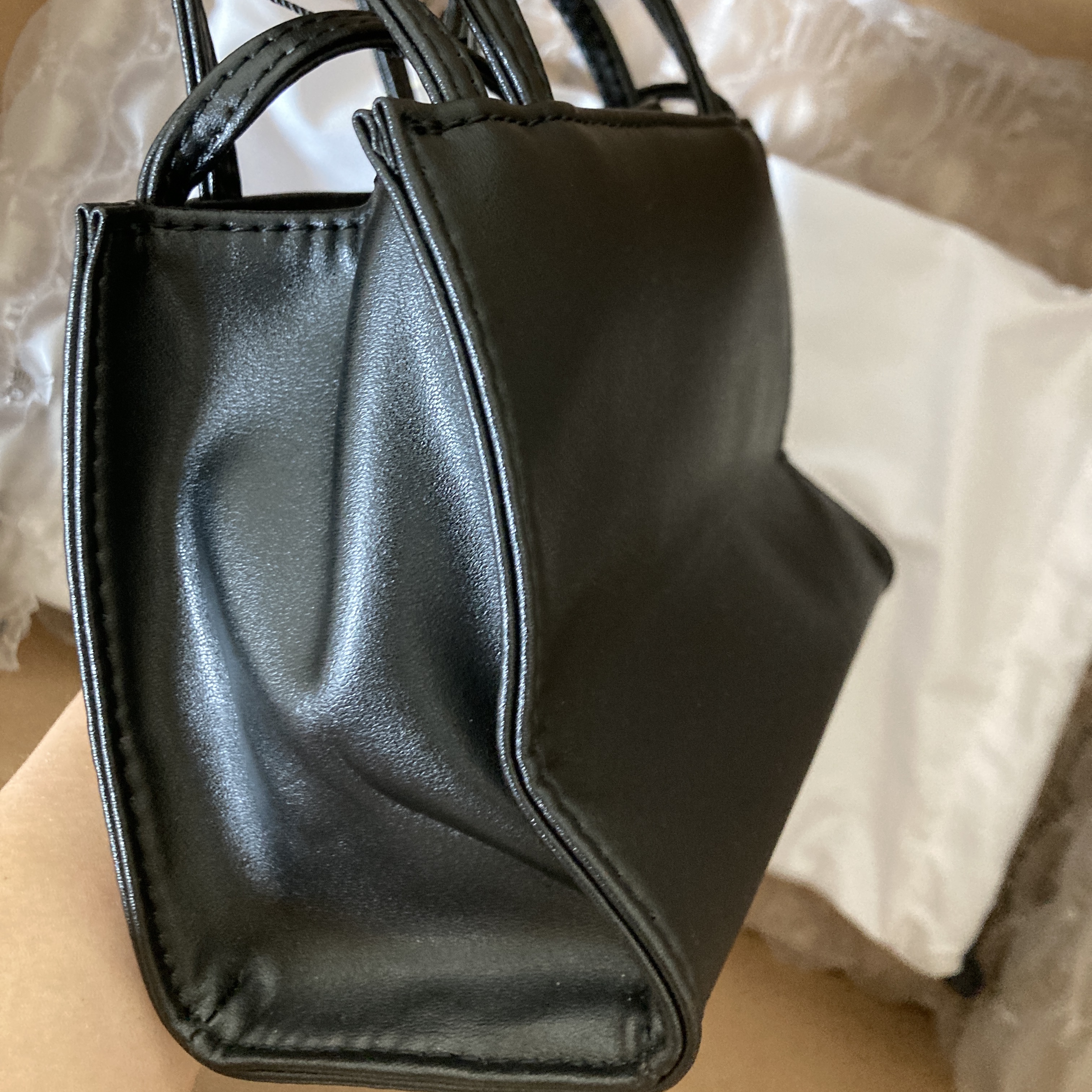 Telfar Small Shopping Bag Black 착용 스타일 - 3