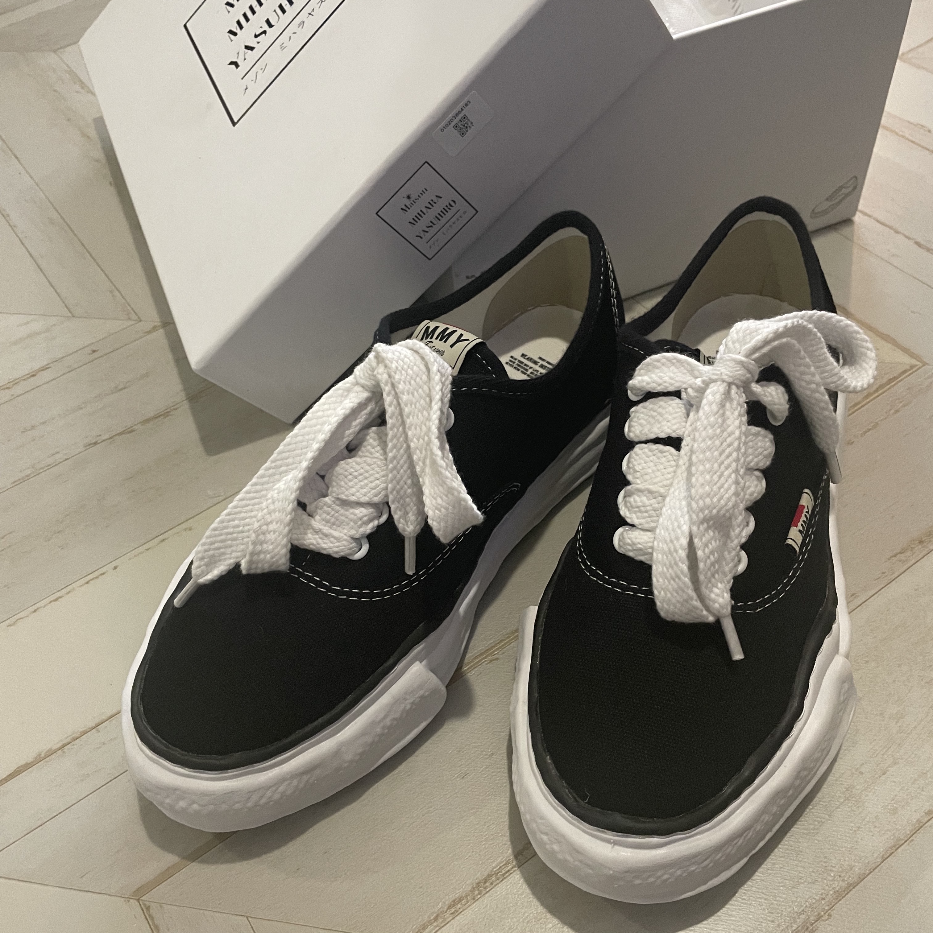 Maison Mihara Yasuhiro Baker OG Sole Canvas Low Cut Sneakers Black 착용 스타일