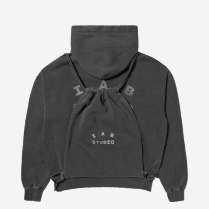 IAB Studio Pigment Hoodie & Sack Black 착용 스타일