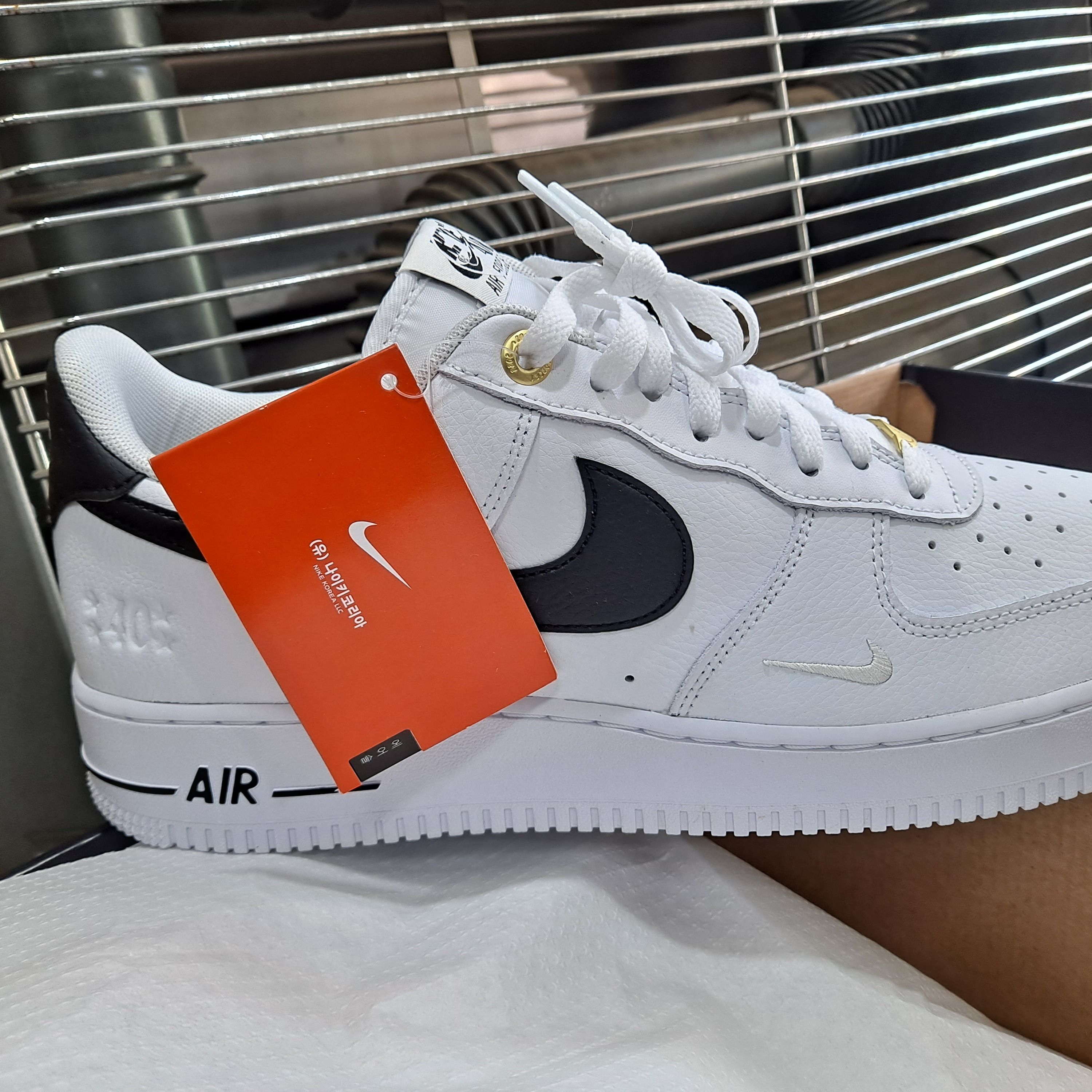 Nike Air Force 1 '07 LV8 40th Anniversary Join Forces White Black 착용 스타일 - 2