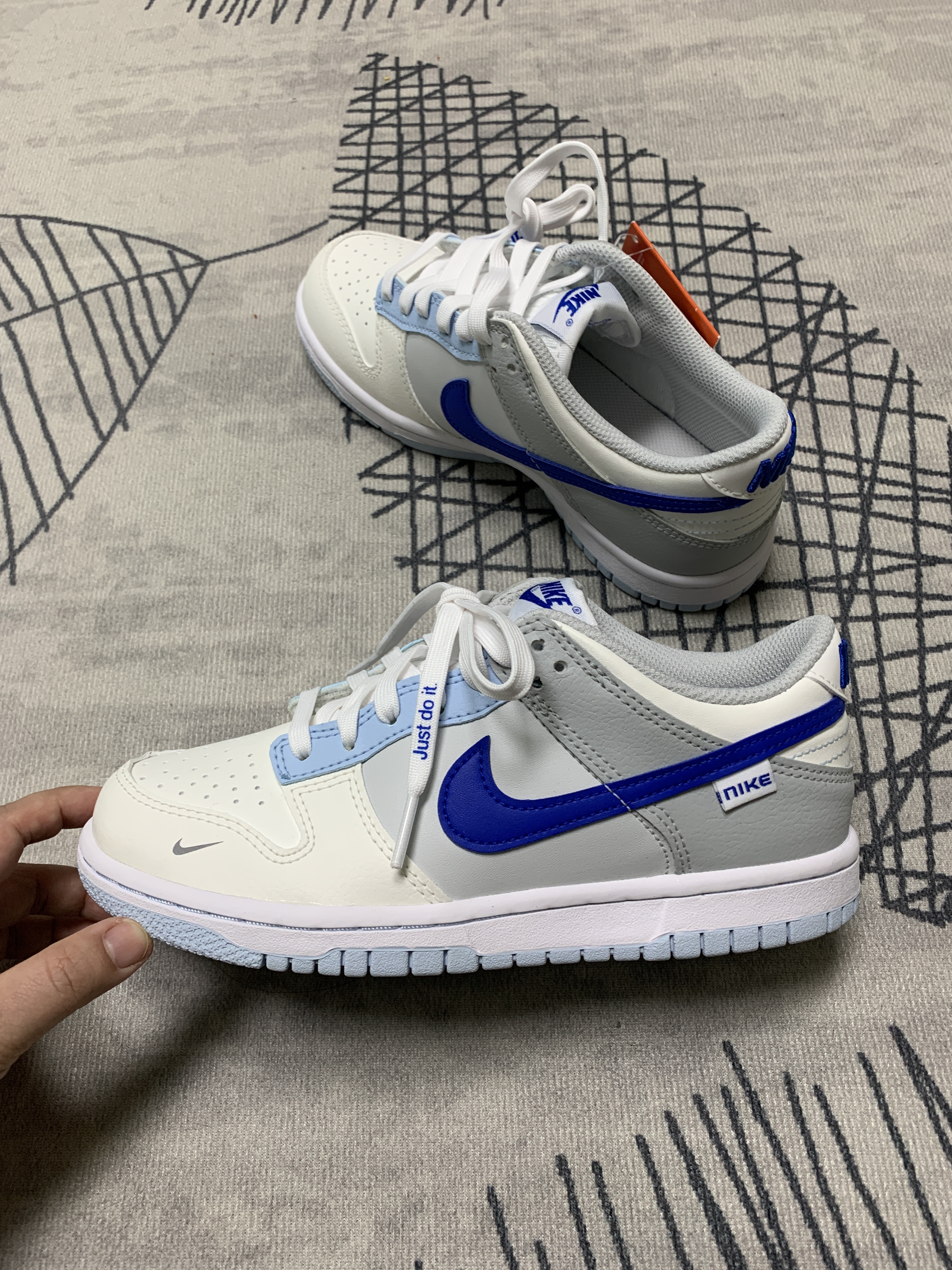 (GS) Nike Dunk Low Ivory Hyper Royal 착용 스타일 - 2