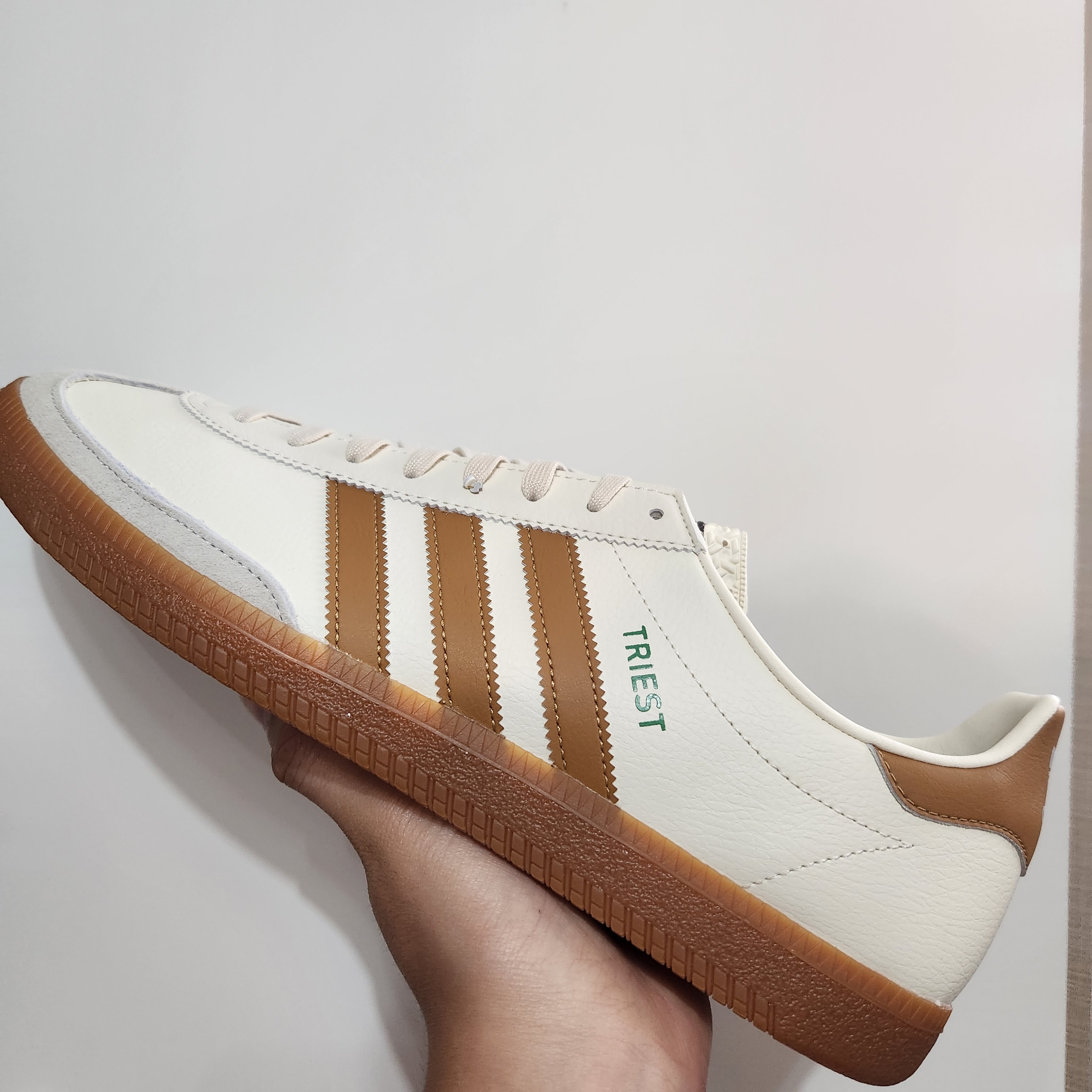 Adidas City Series Triest Cream White 착용 스타일 - 1