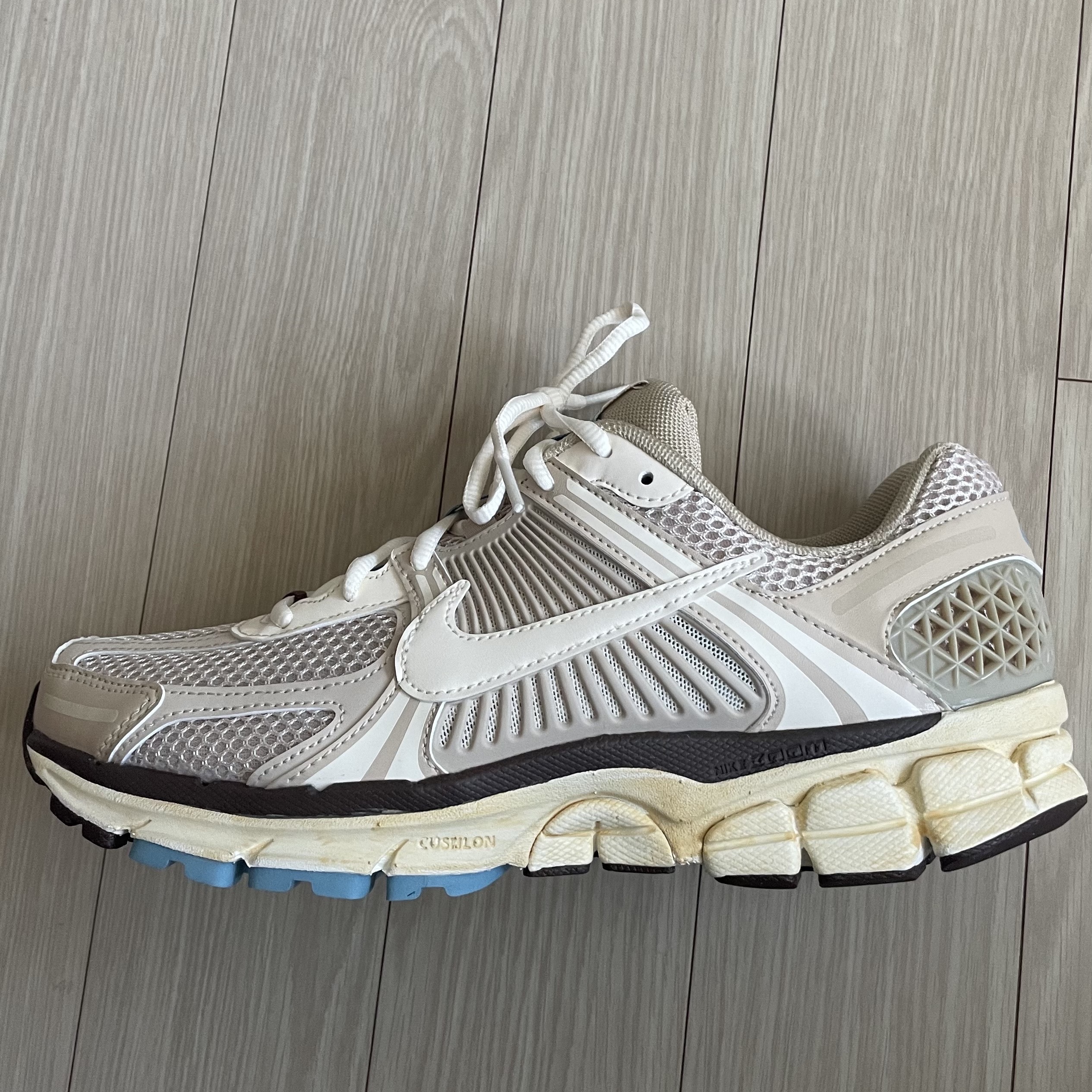 (W) Nike Zoom Vomero 5 Oatmeal 착용 스타일 - 2