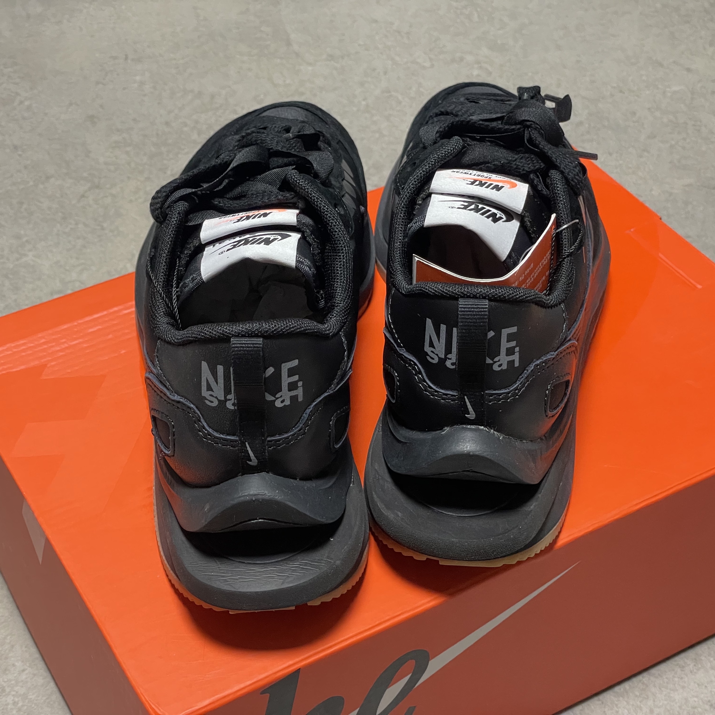 Nike x Sacai VaporWaffle Black and Gum 착용 스타일 - 3