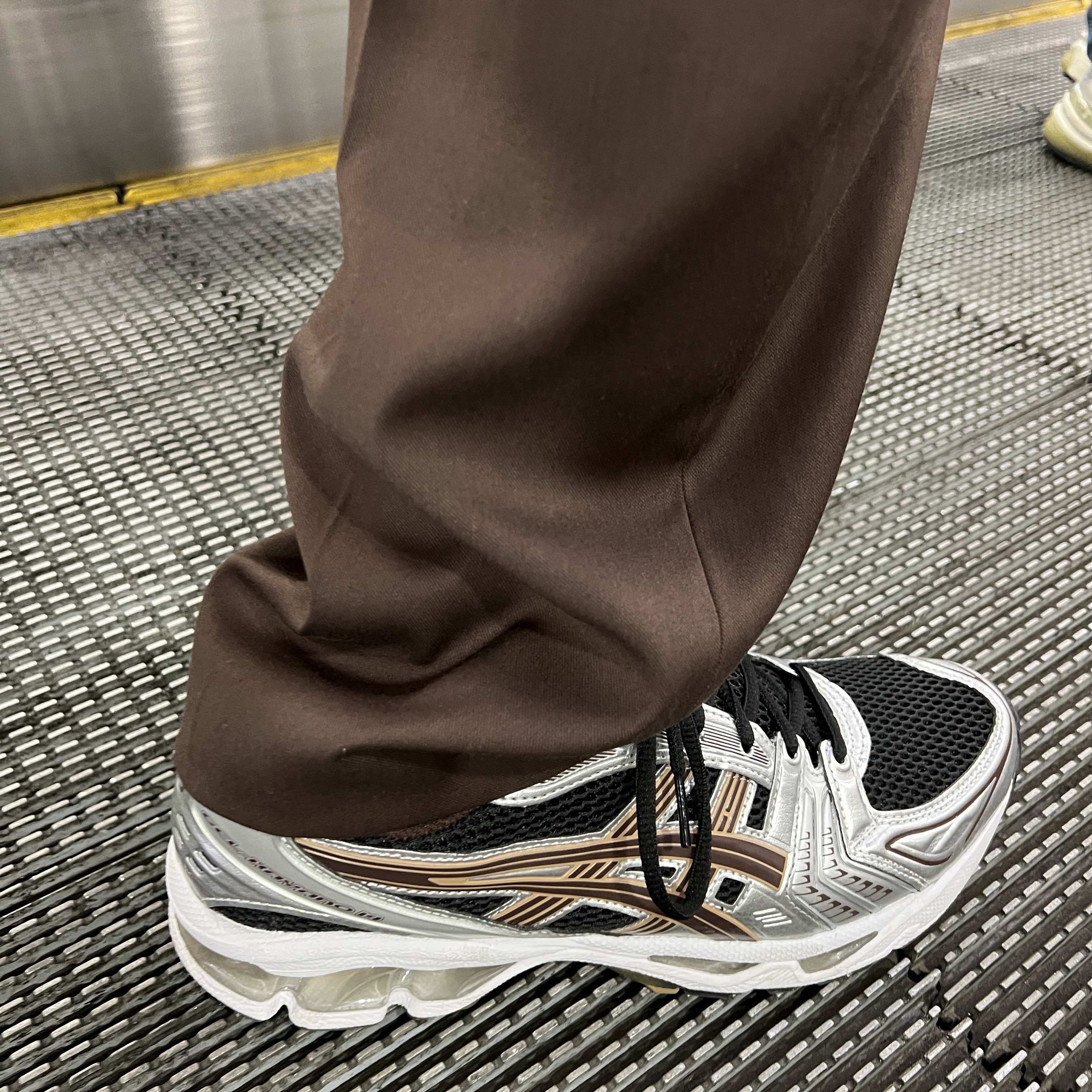 Asics Gel-Kayano 14 Black Coffee 착용 스타일