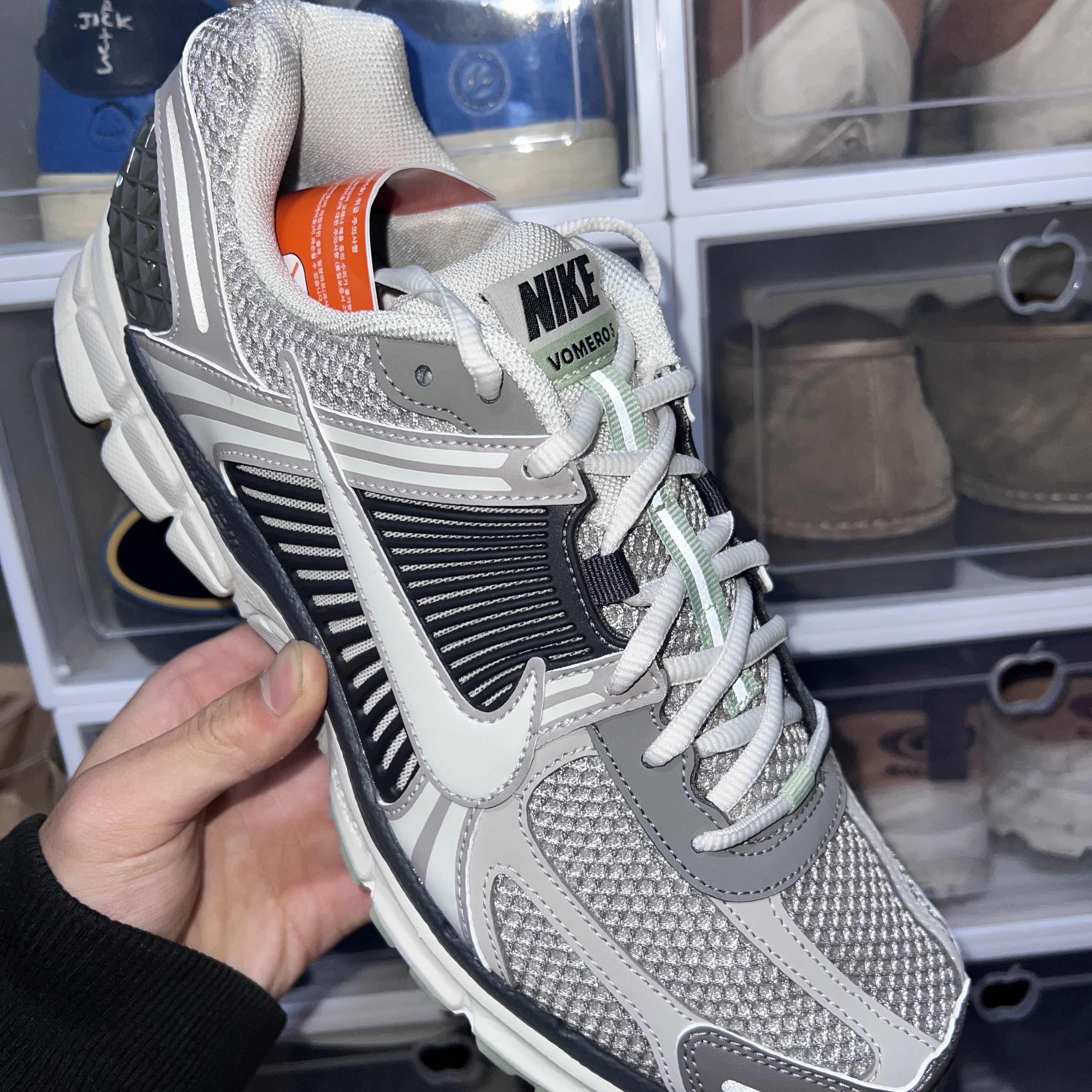(W) Nike Zoom Vomero 5 Cobblestone and Flat Pewter 착용 스타일