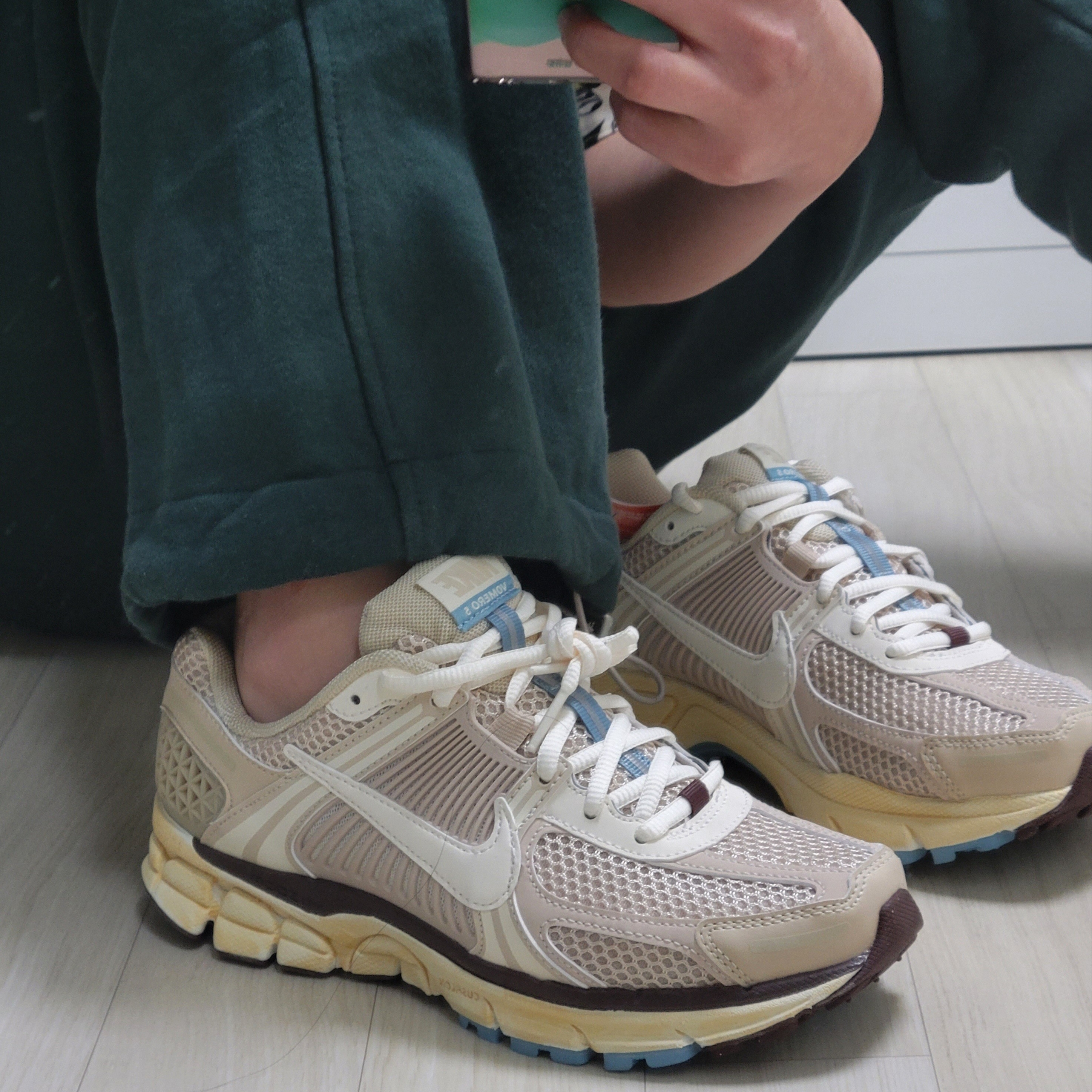 (W) Nike Zoom Vomero 5 Oatmeal 착용 스타일 - 3