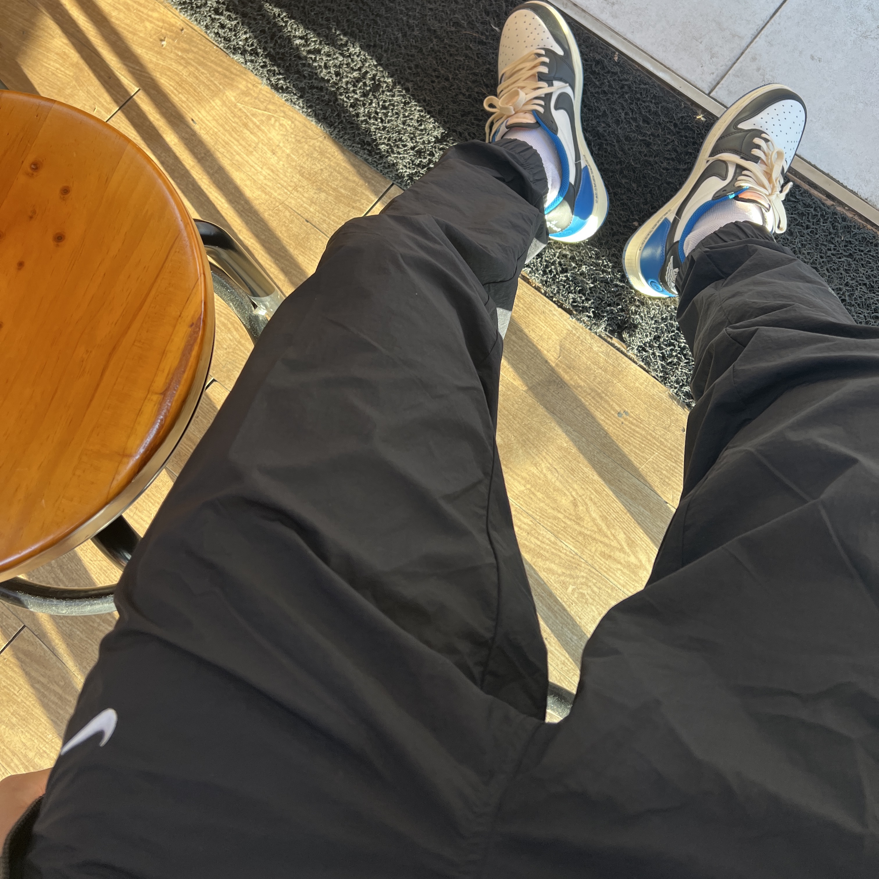 Jordan 1 x Travis Scott x Fragment Retro Low OG SP Military Blue, Nike NRG Solo Swoosh Woven Track Pants Black White - Asia 착용 스타일
