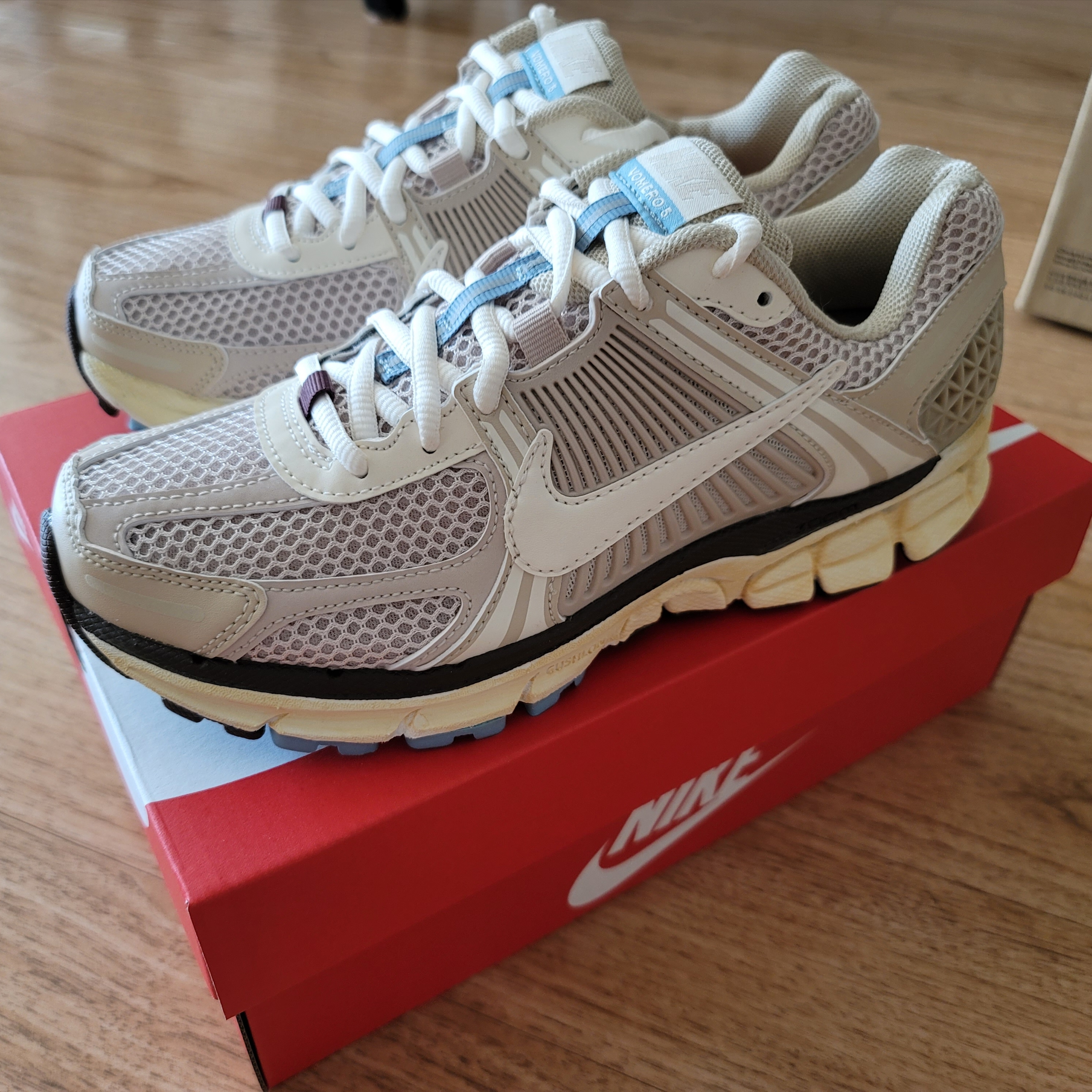 (W) Nike Zoom Vomero 5 Oatmeal 착용 스타일 - 2
