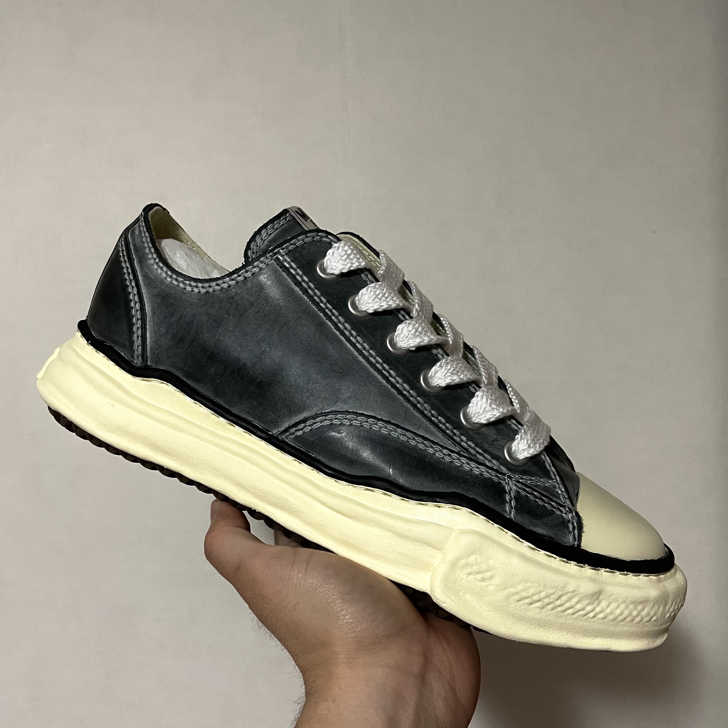 Maison Mihara Yasuhiro Peterson OG Sole Paraffin Leather Low-top Sneakers Black 착용 스타일