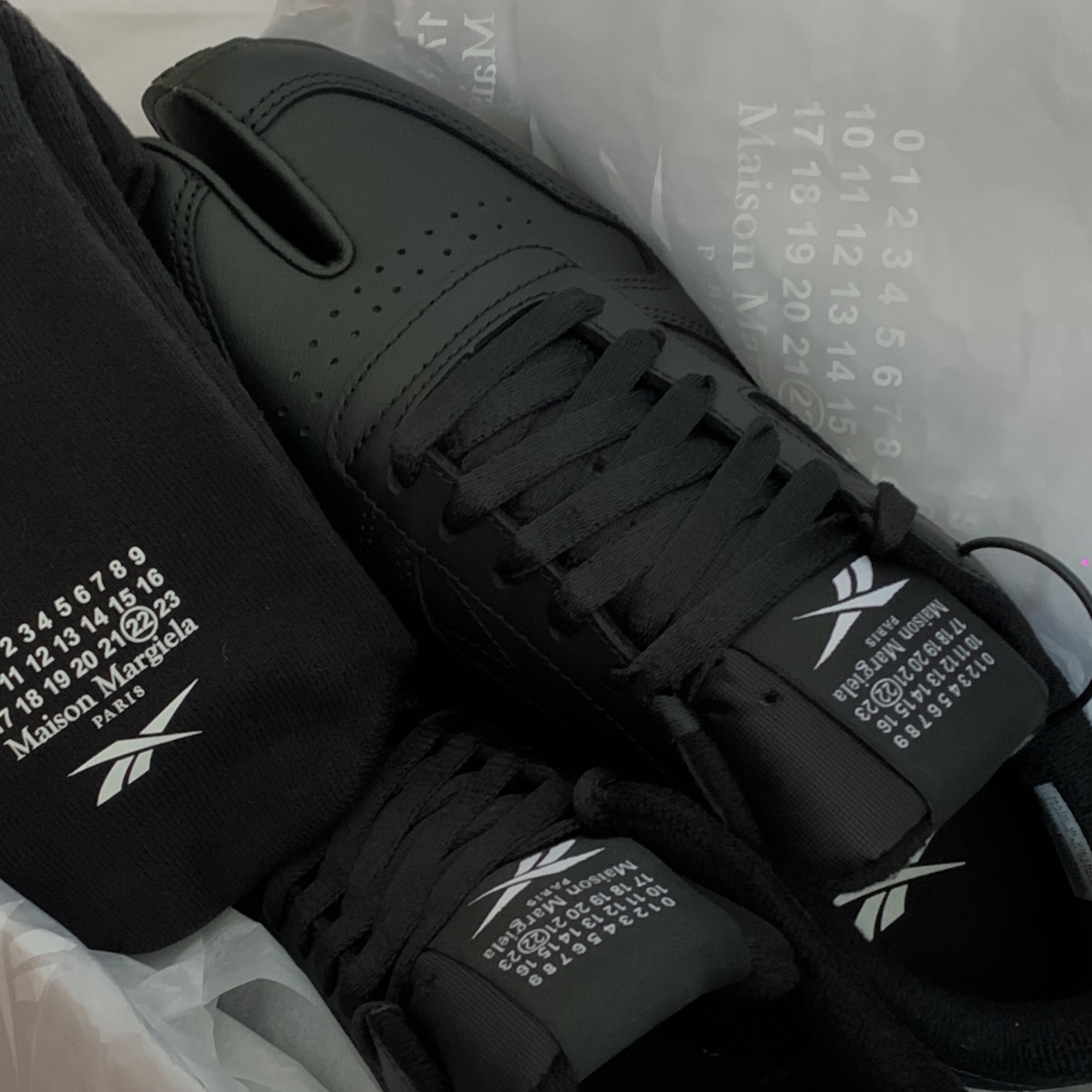 Reebok x Maison Margiela Classic Leather Tabi Shoes Black 착용 스타일 - 4