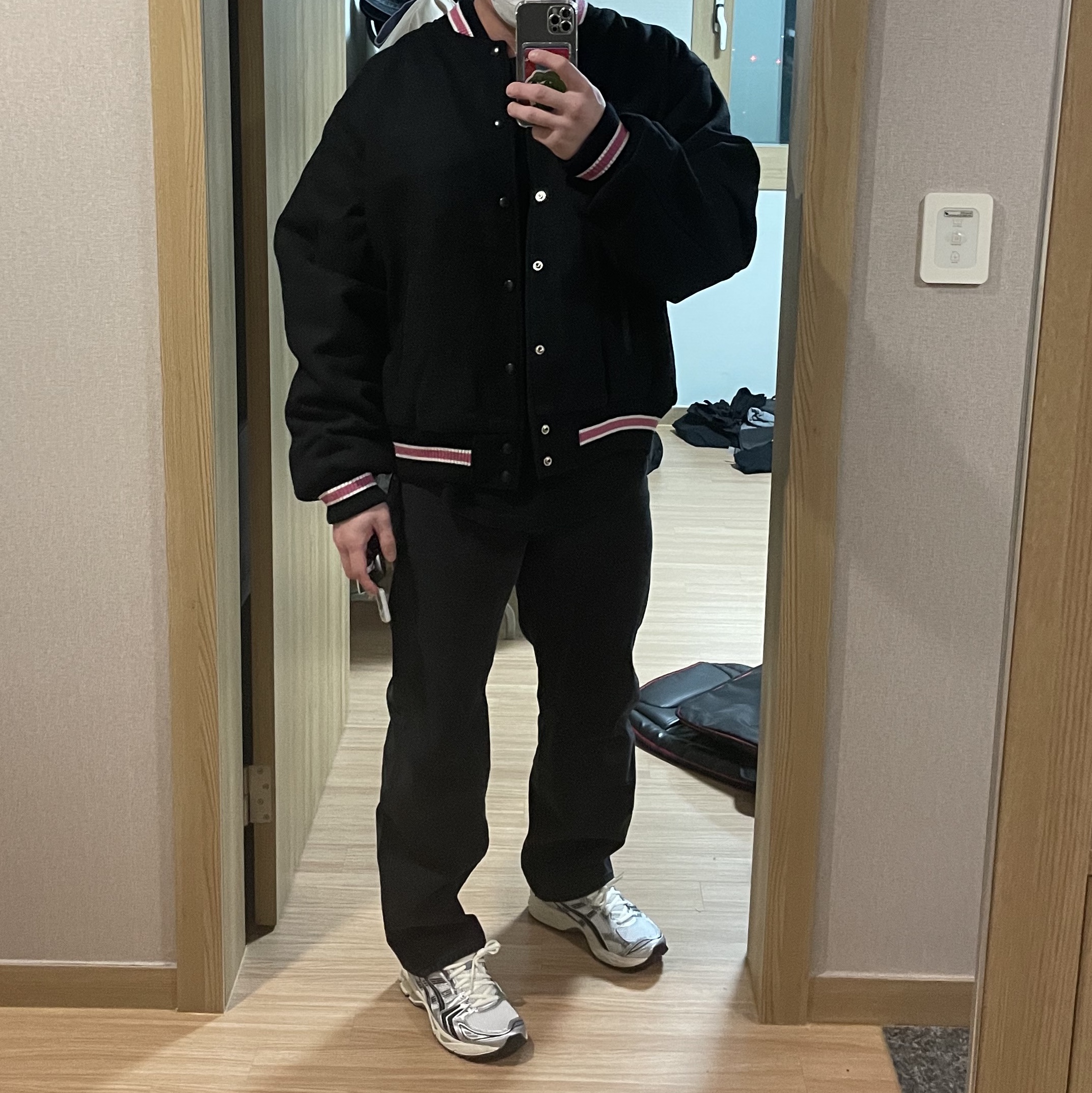 Stussy S Talk Melton Varsity Jacket Black, Asics x JJJJound Gel-Kayano 14 Silver Black 착용 스타일