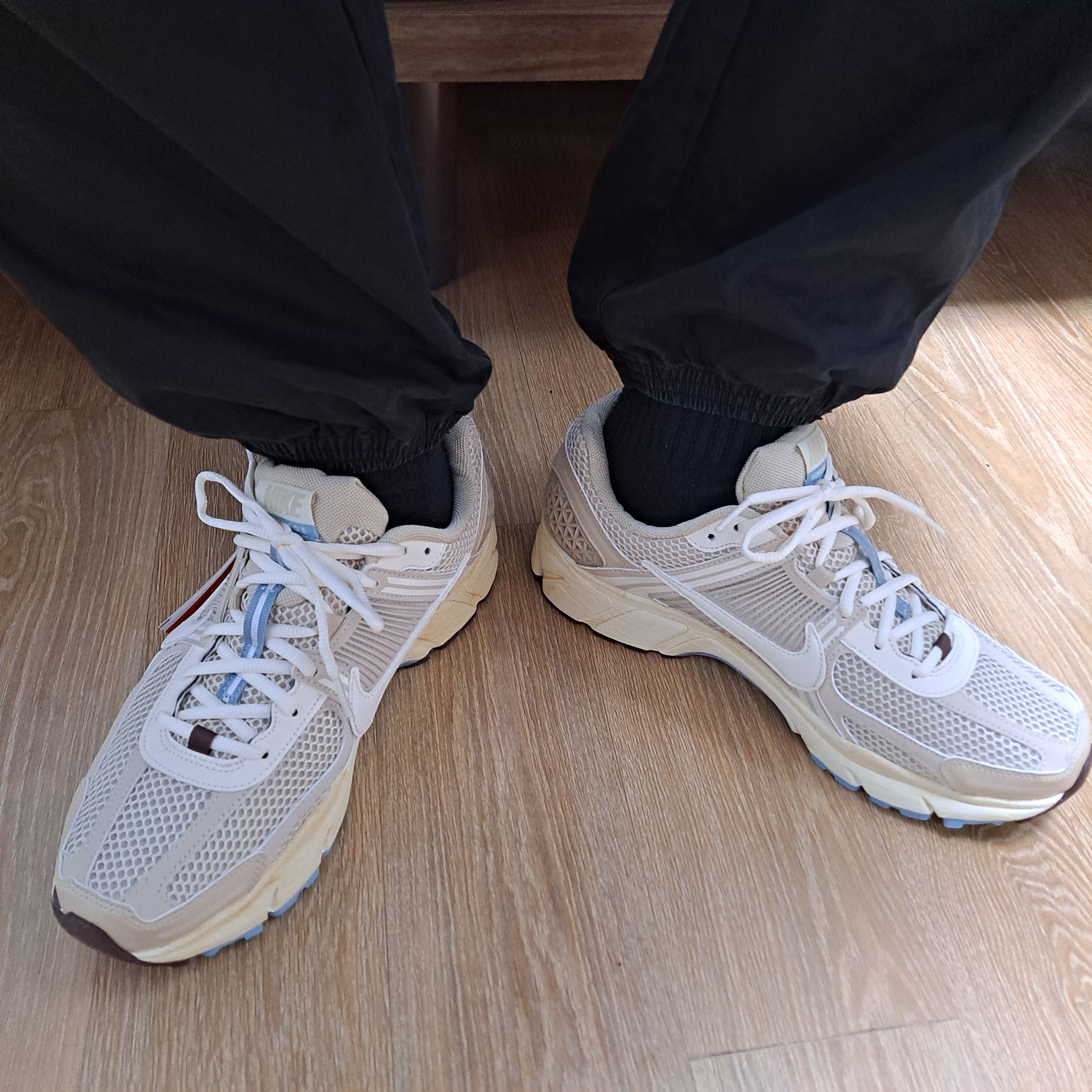 (W) Nike Zoom Vomero 5 Oatmeal, Nike Zoom Vomero 5 White Racer Blue Black 착용 스타일 - 2