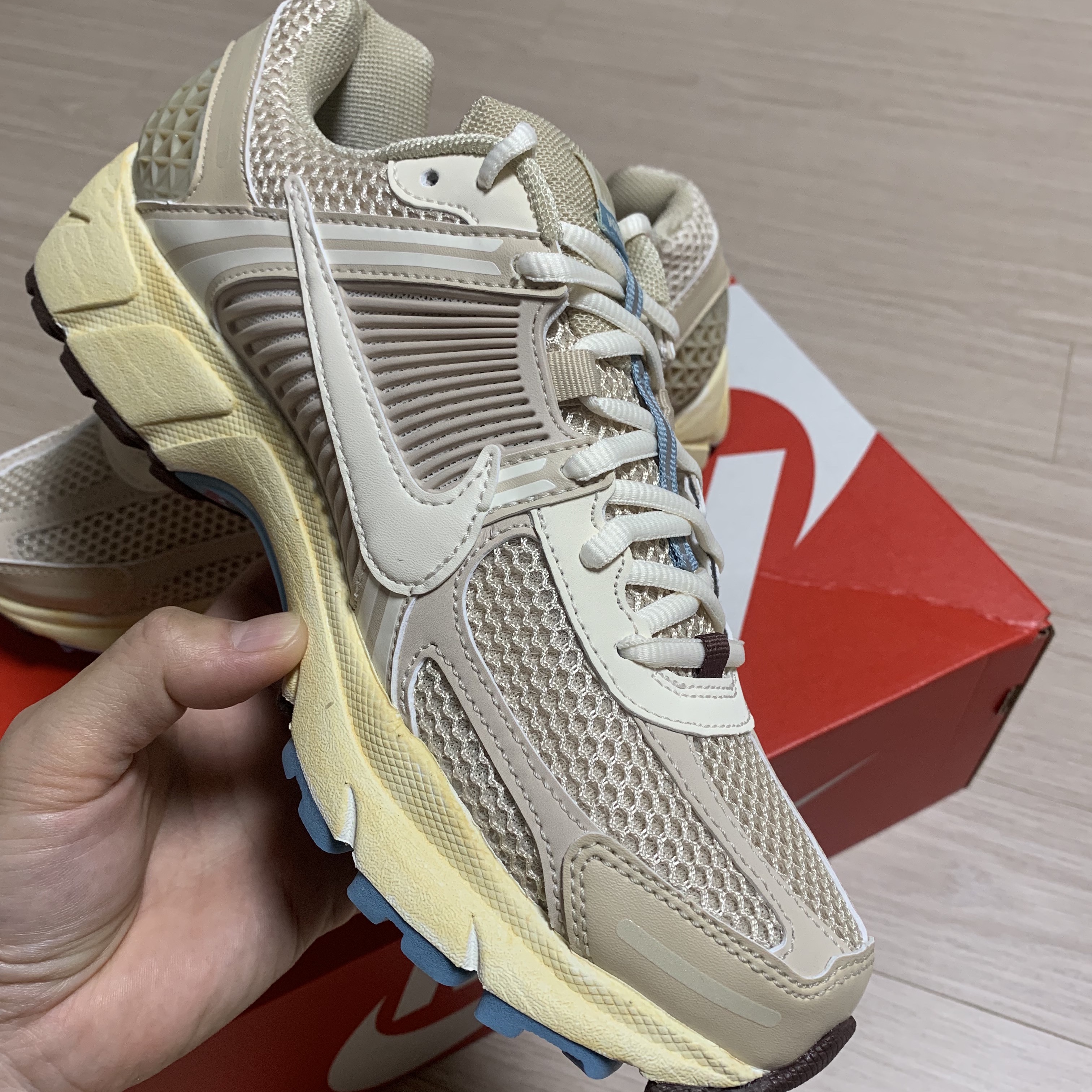(W) Nike Zoom Vomero 5 Oatmeal 착용 스타일 - 2