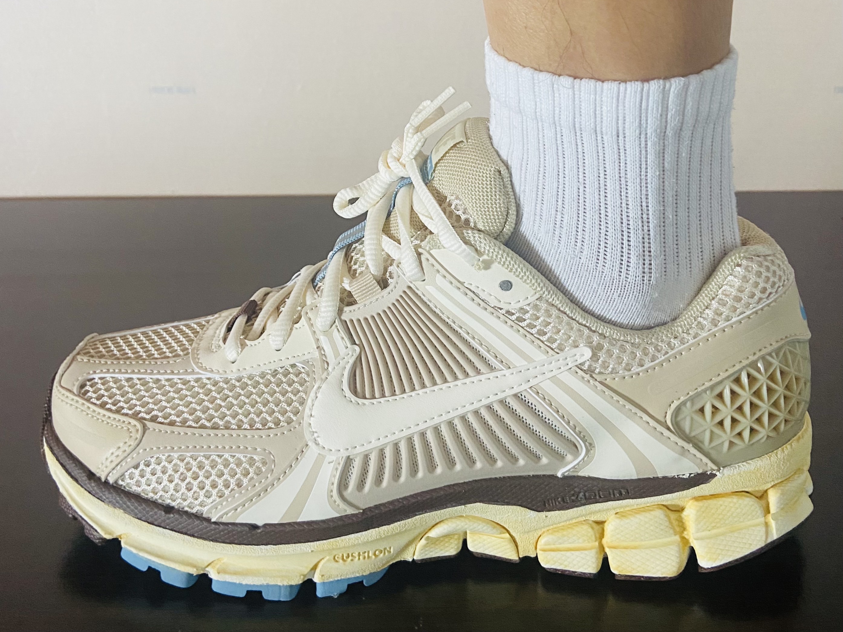 (W) Nike Zoom Vomero 5 Oatmeal 착용 스타일