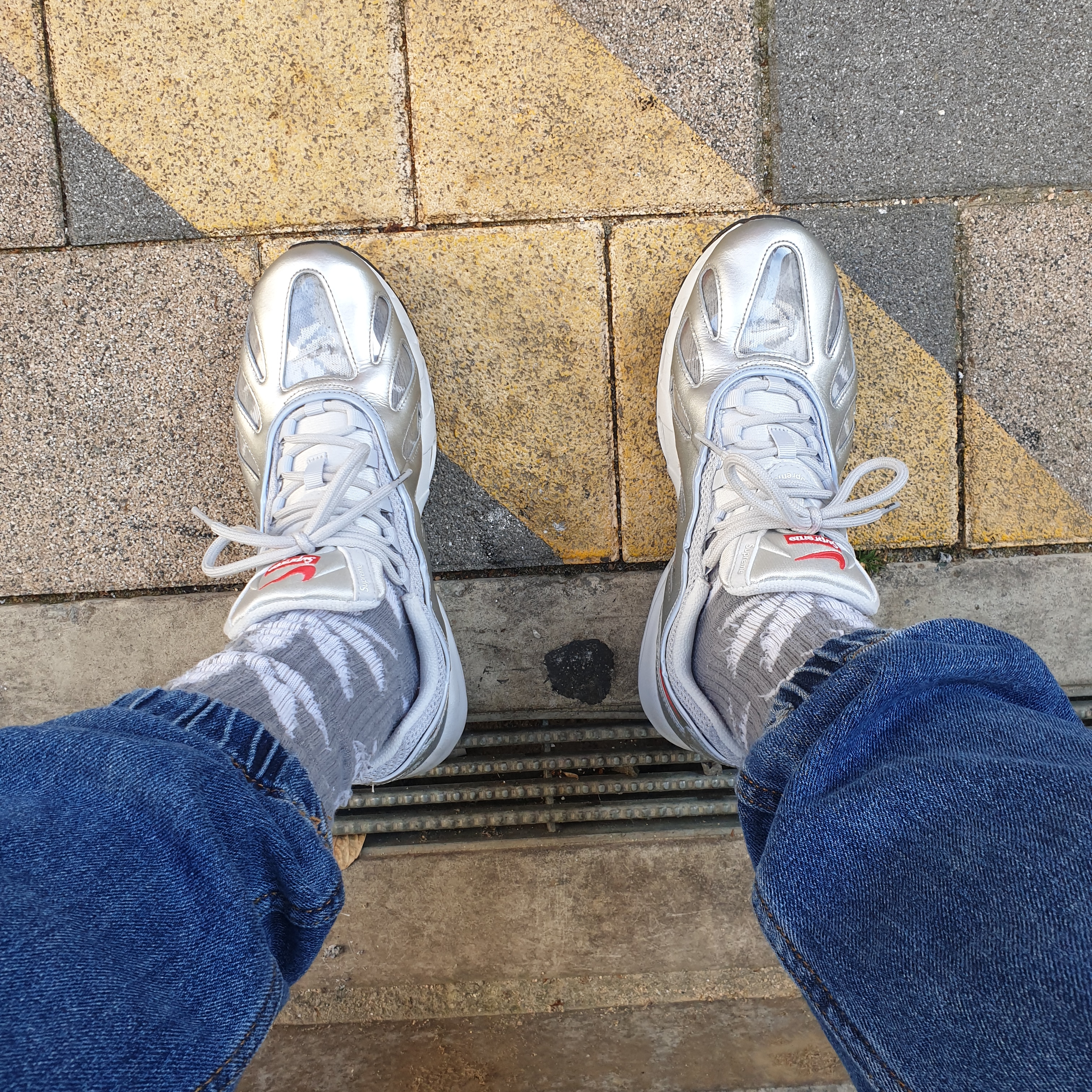 Nike x Supreme Air Max 96 Metallic Silver 착용 스타일