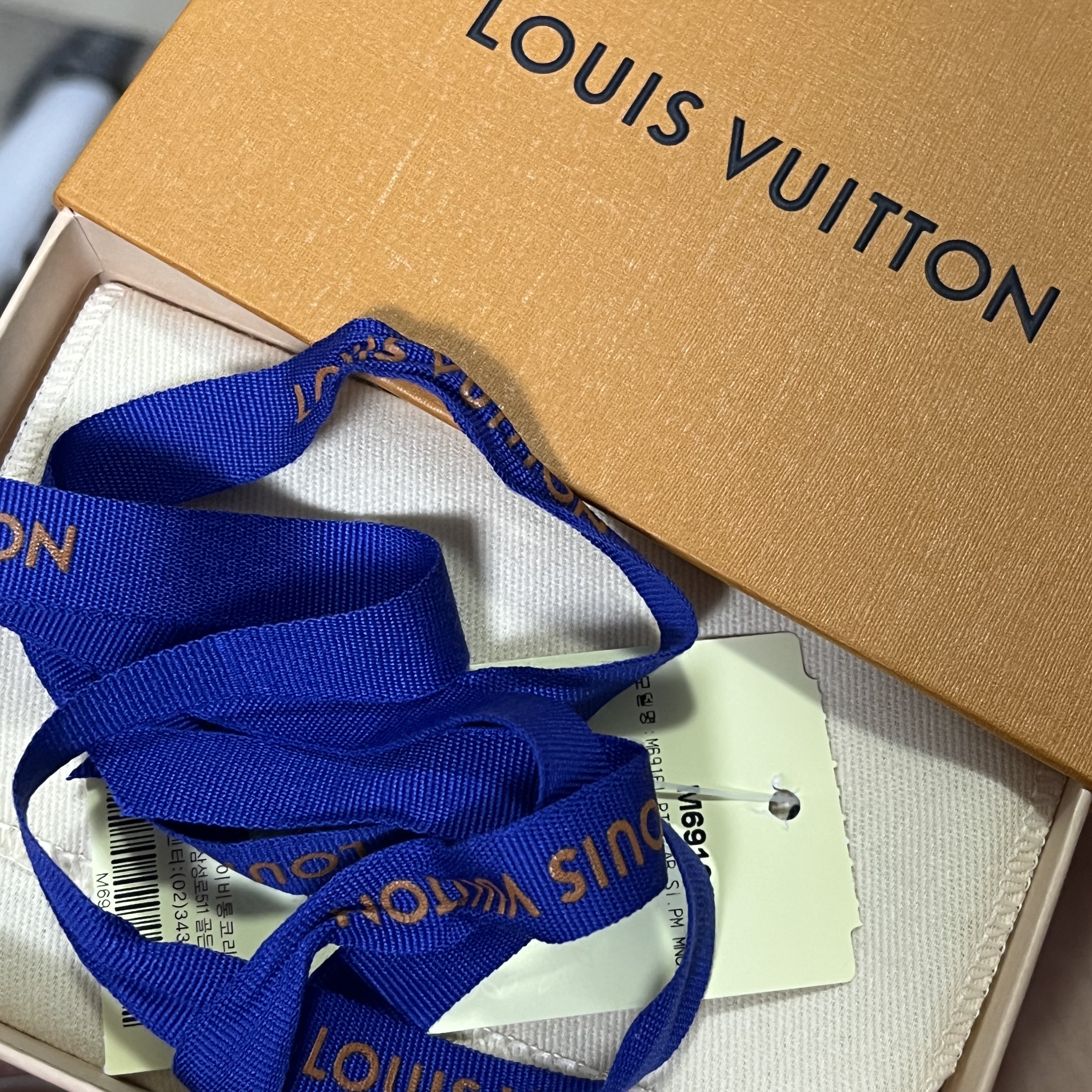 Louis Vuitton Card Holder Monogram and Monogram Reversed 착용 스타일 - 1