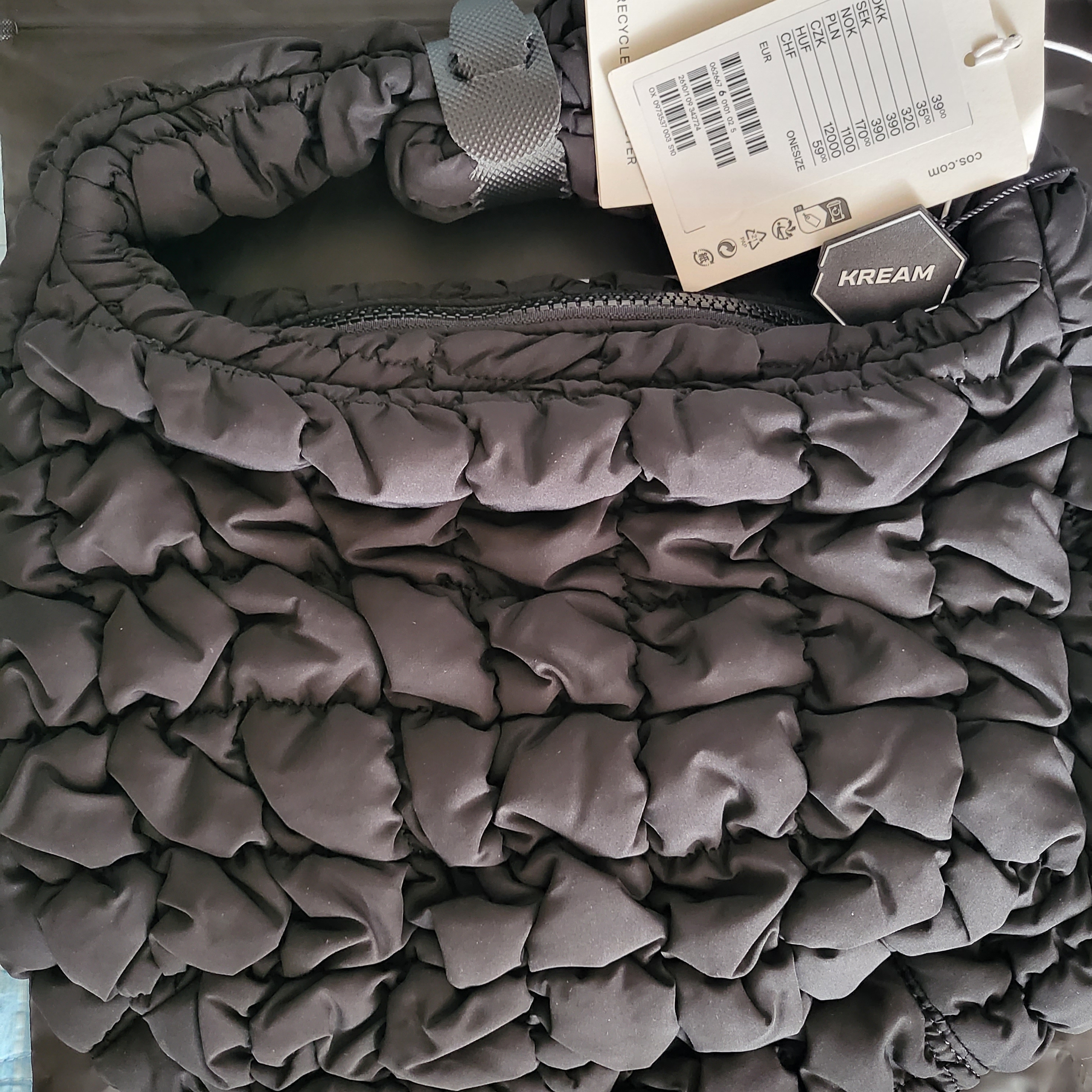 COS Quilted Mini Bag Black 착용 스타일 - 1